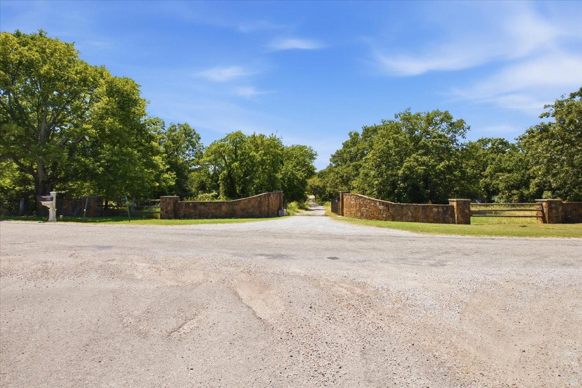 9421 County Road 3670 Property Photo 2