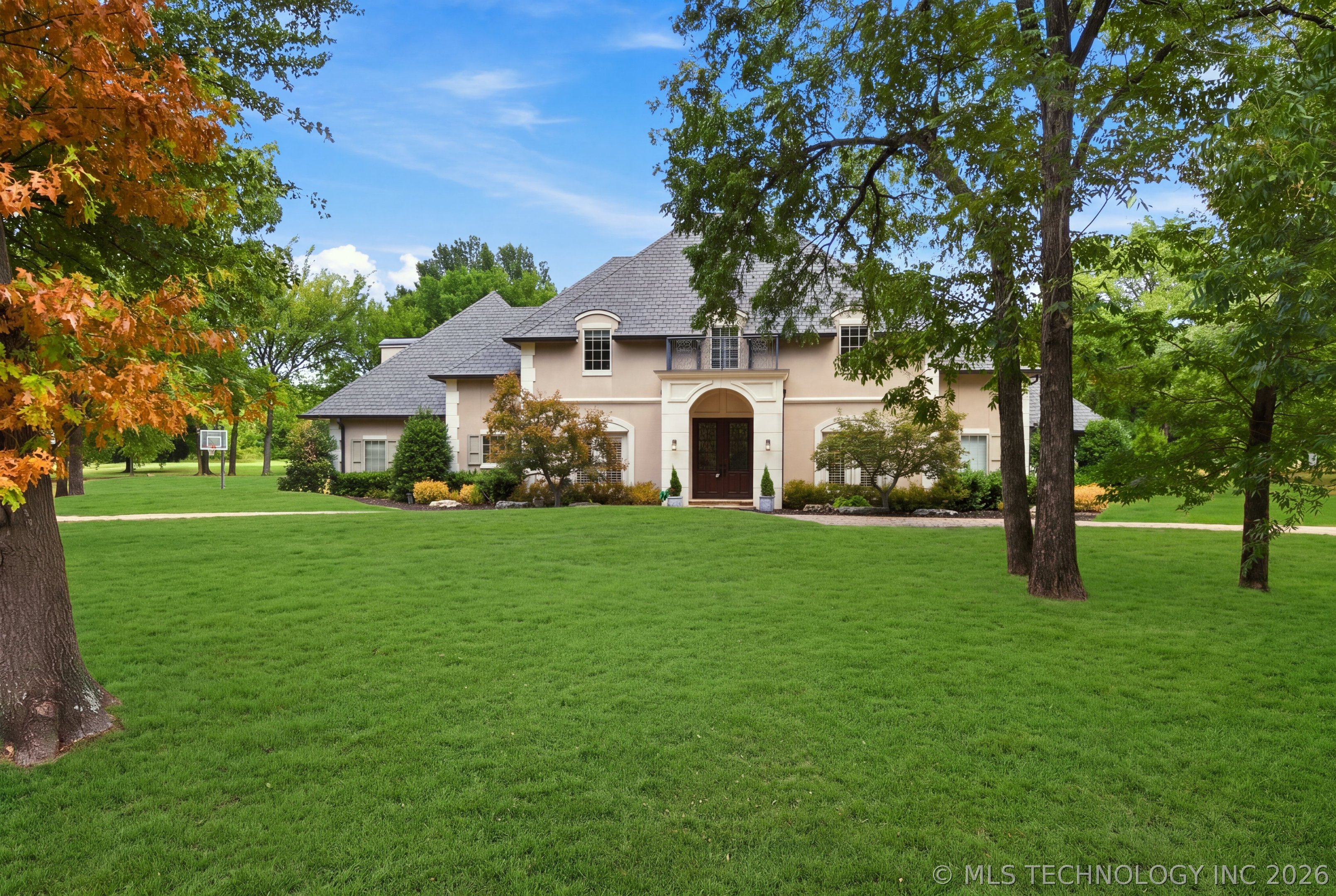 6960 Foxbriar Drive Property Photo 1