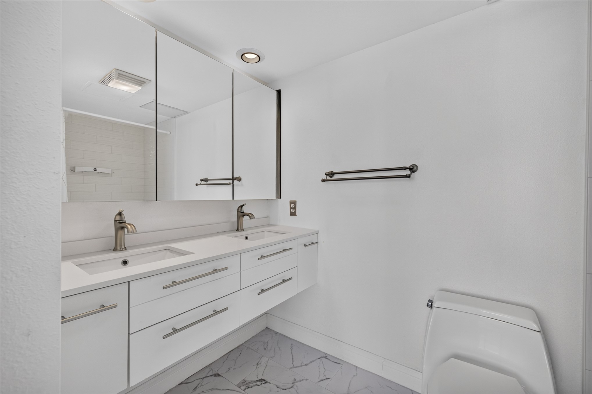 410 W 7th Street 828 Property Photo 25