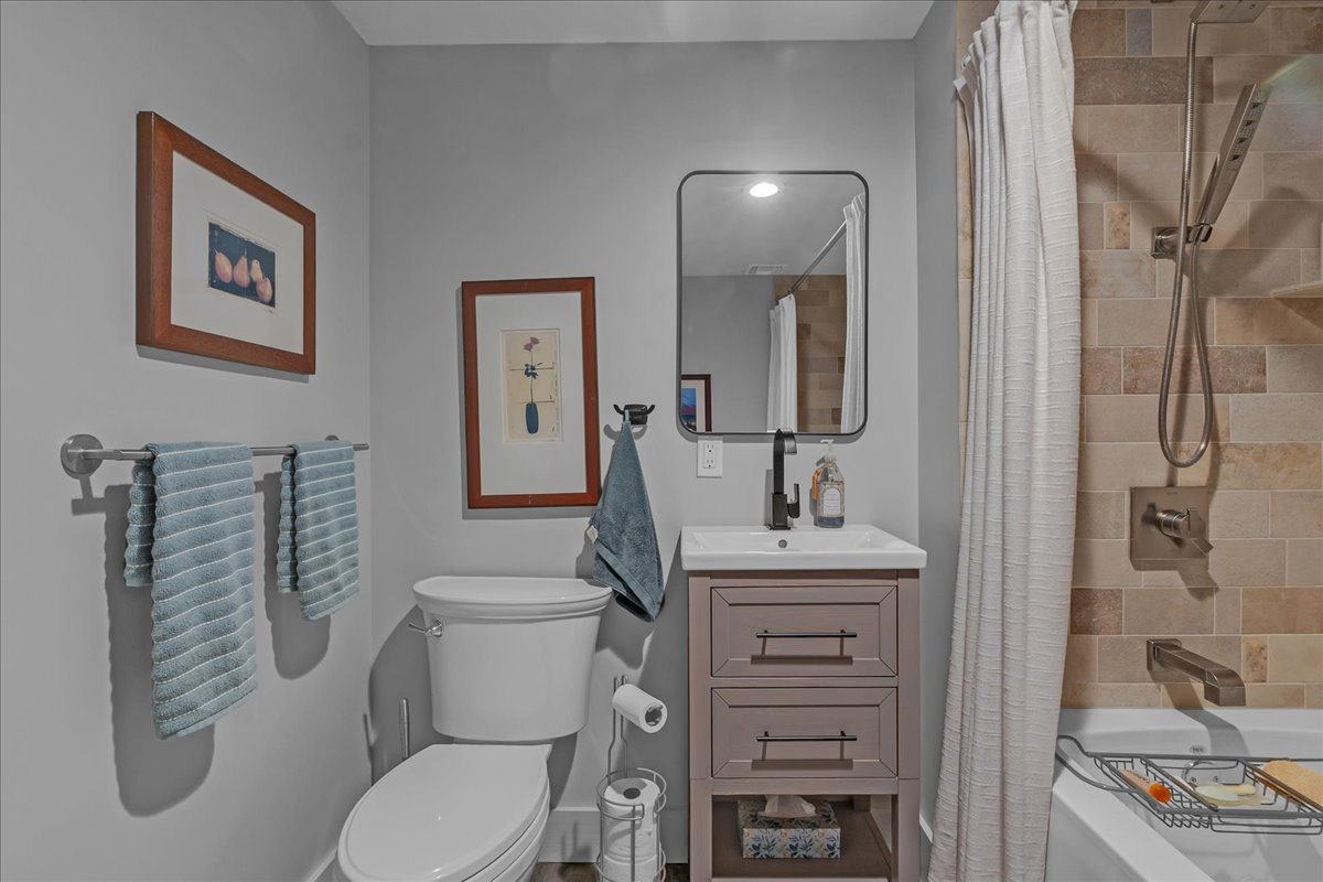 2300 S Riverside Drive 3f Property Photo 16