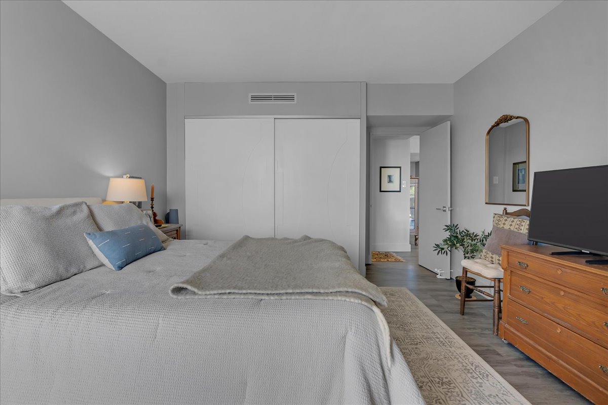 2300 S Riverside Drive 3f Property Photo 18