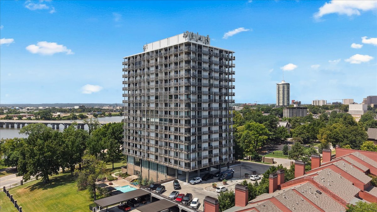 2300 S Riverside Drive 3f Property Photo 21