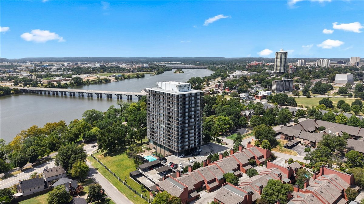 2300 S Riverside Drive 3f Property Photo 22