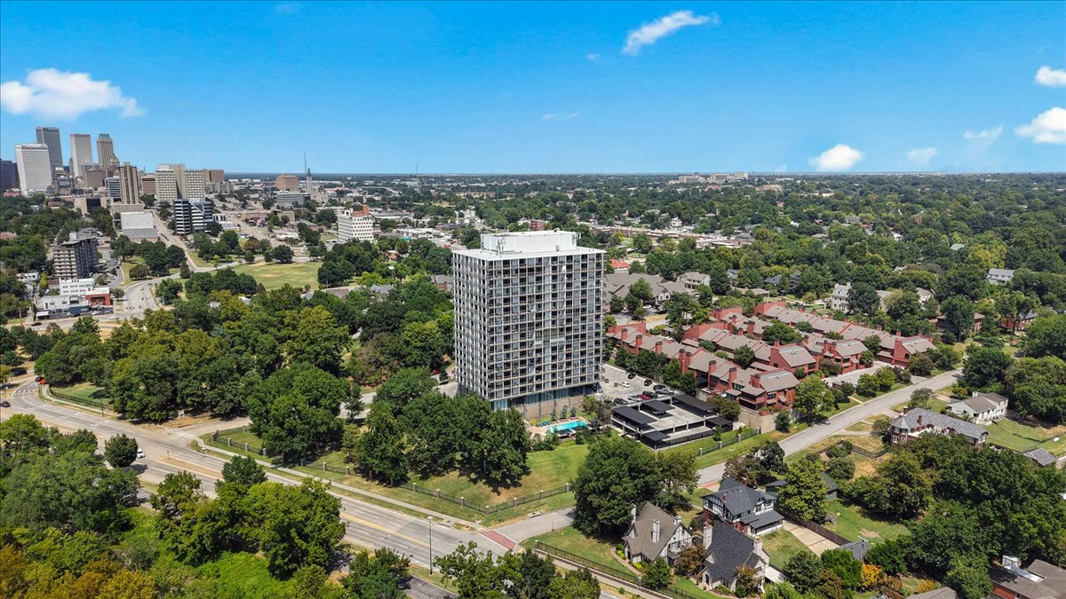 2300 S Riverside Drive 3f Property Photo 24