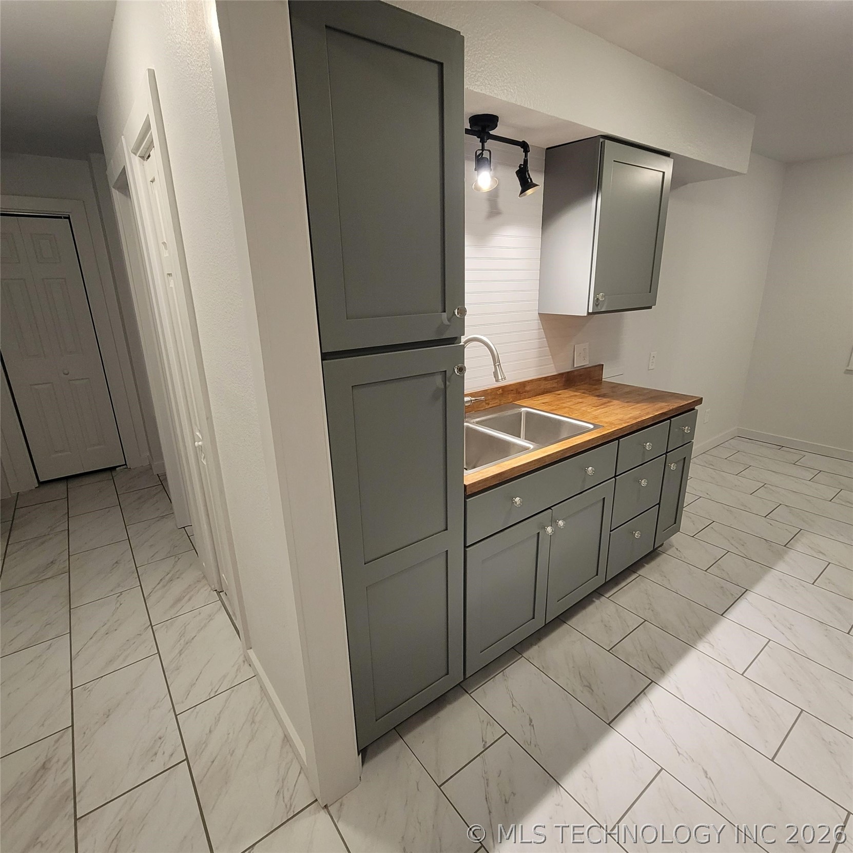 802 E Knisley Avenue Property Photo 7