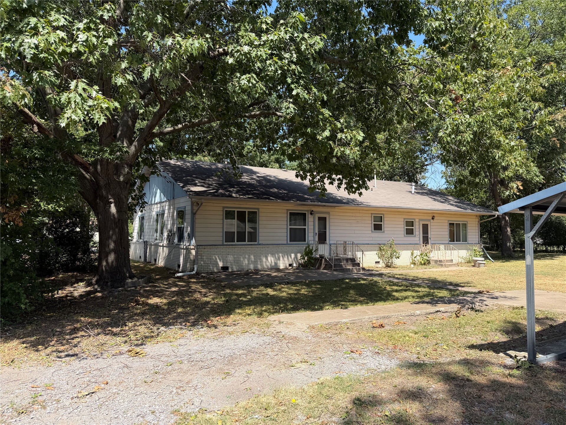 911 S Mcquarrie Avenue Property Photo 2