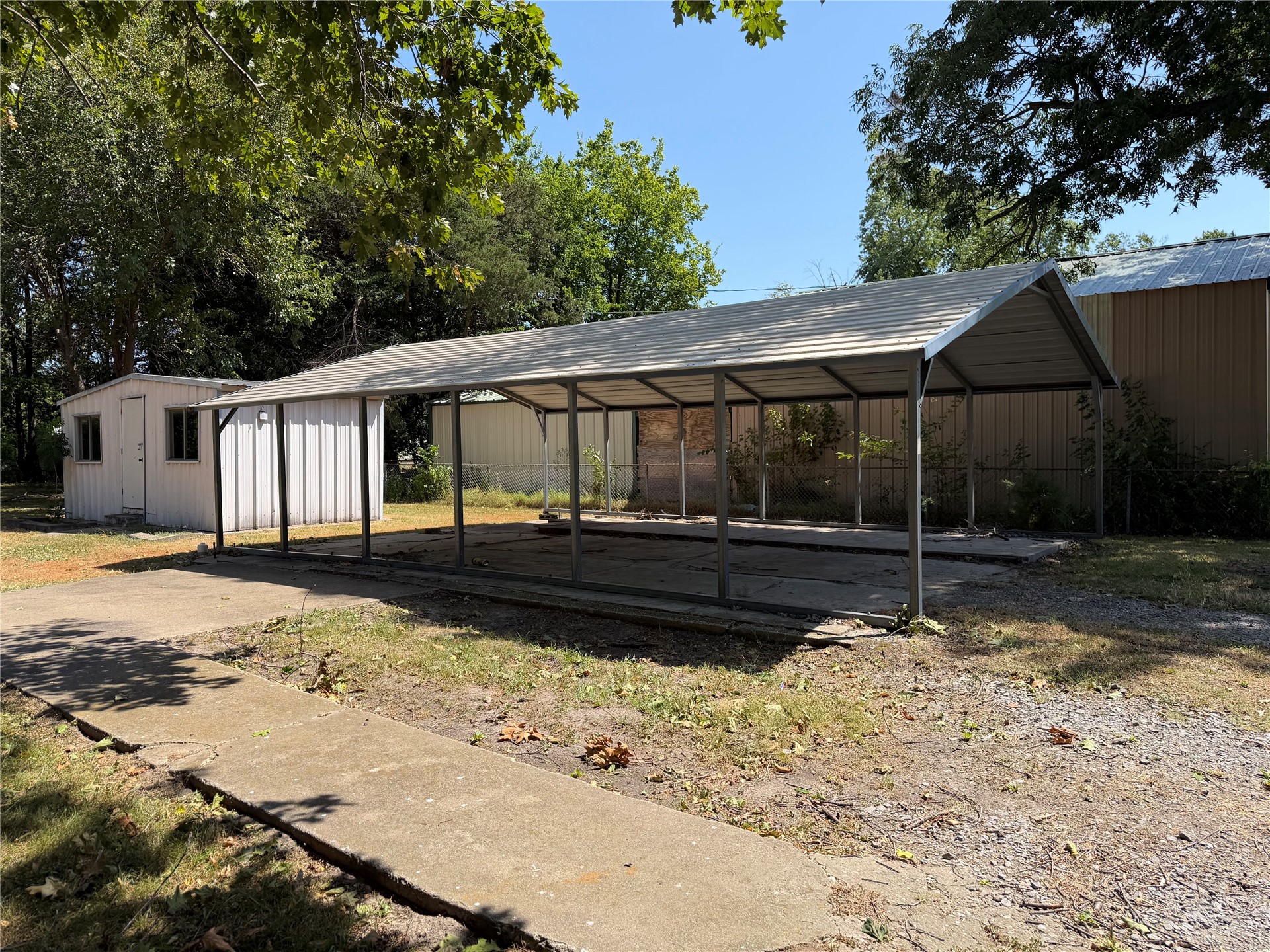 911 S Mcquarrie Avenue Property Photo 3