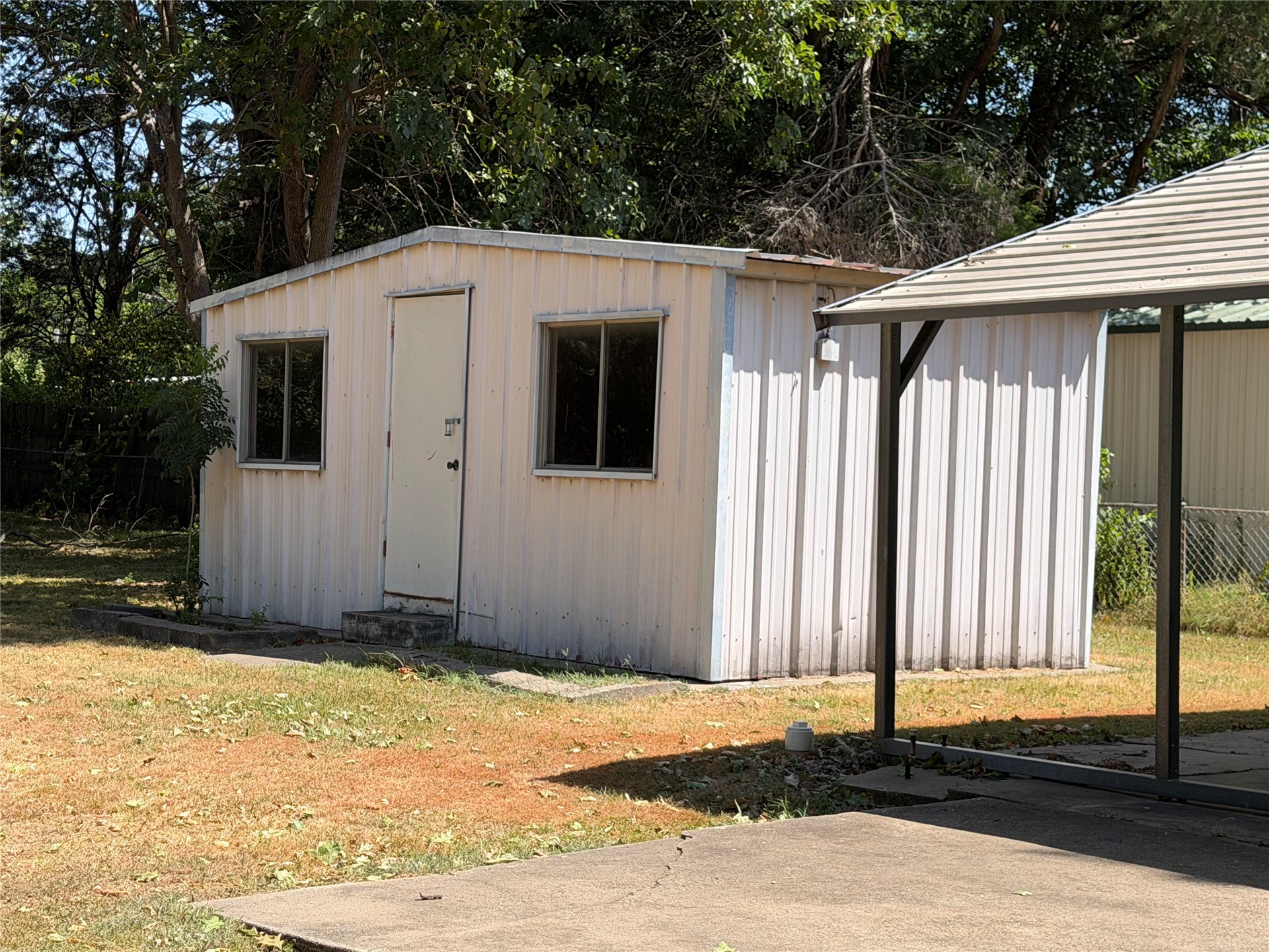 911 S Mcquarrie Avenue Property Photo 4