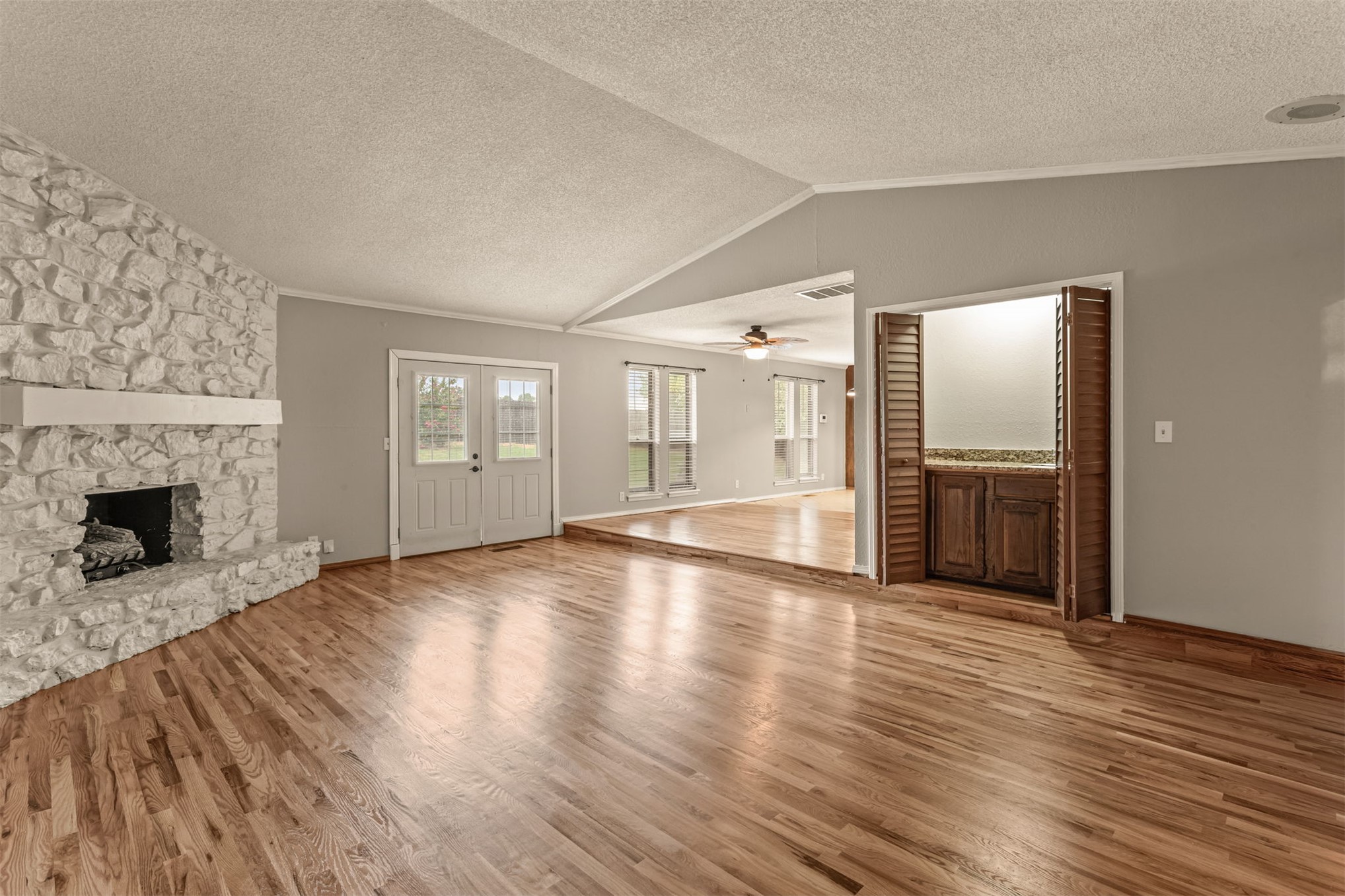 1405 W Young Street Property Photo 6