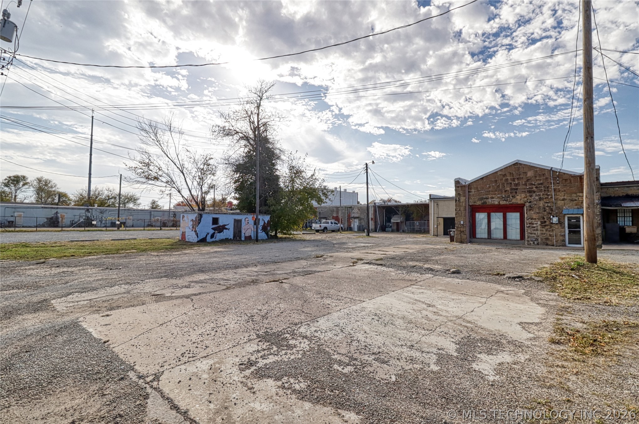 111 S Main Property Photo 3