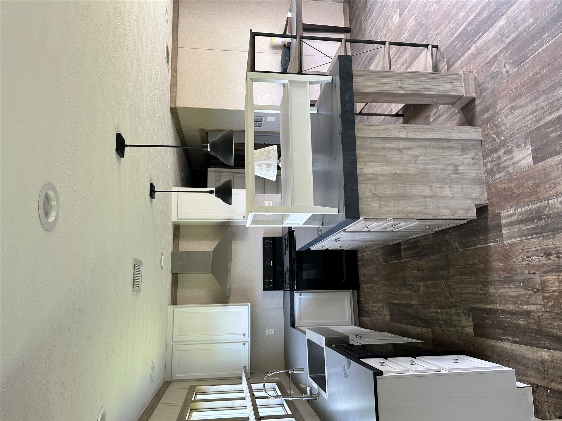 123 E 1215 Road Property Photo 4