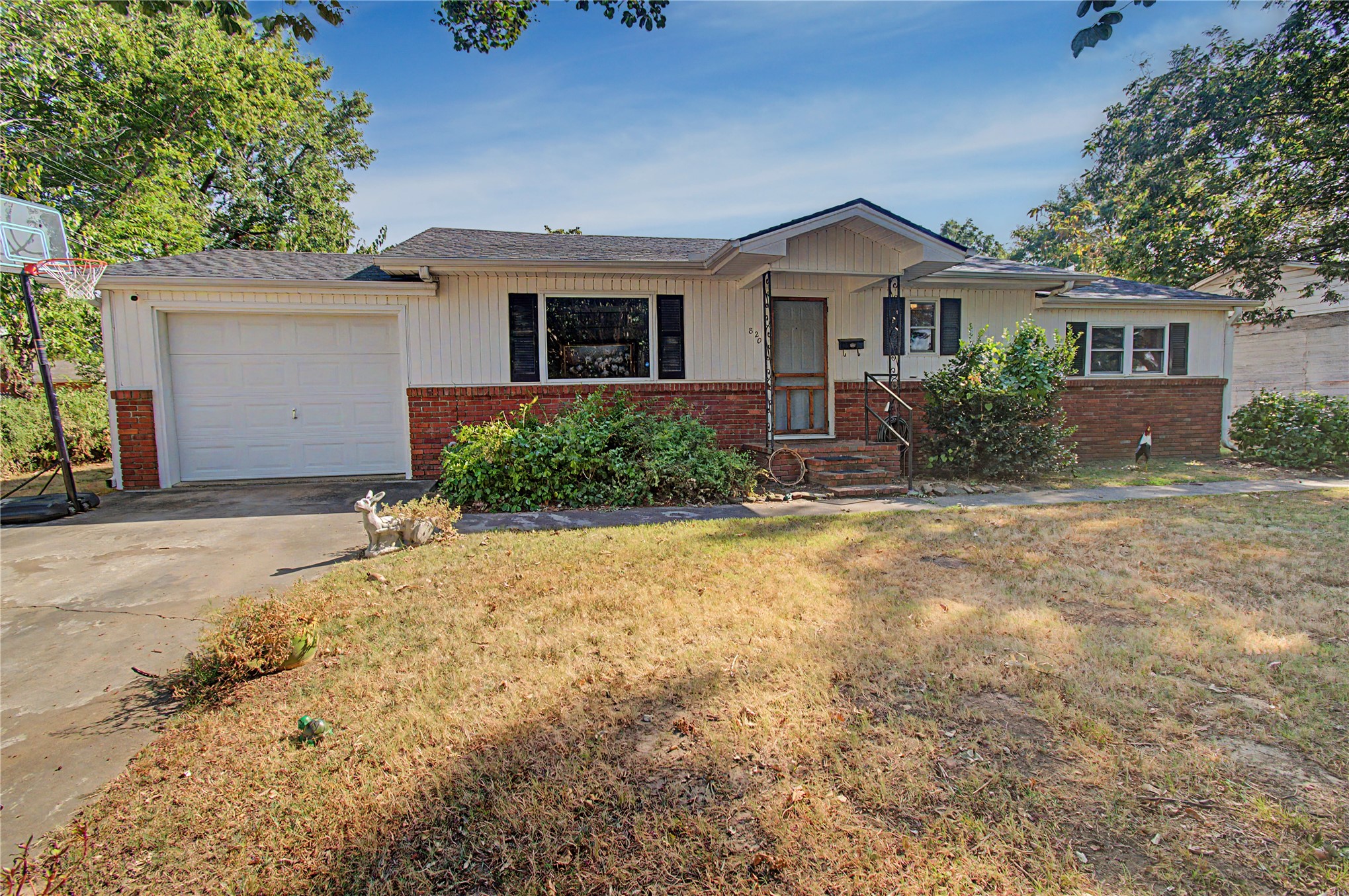 820 W Jefferson Avenue Property Photo 1