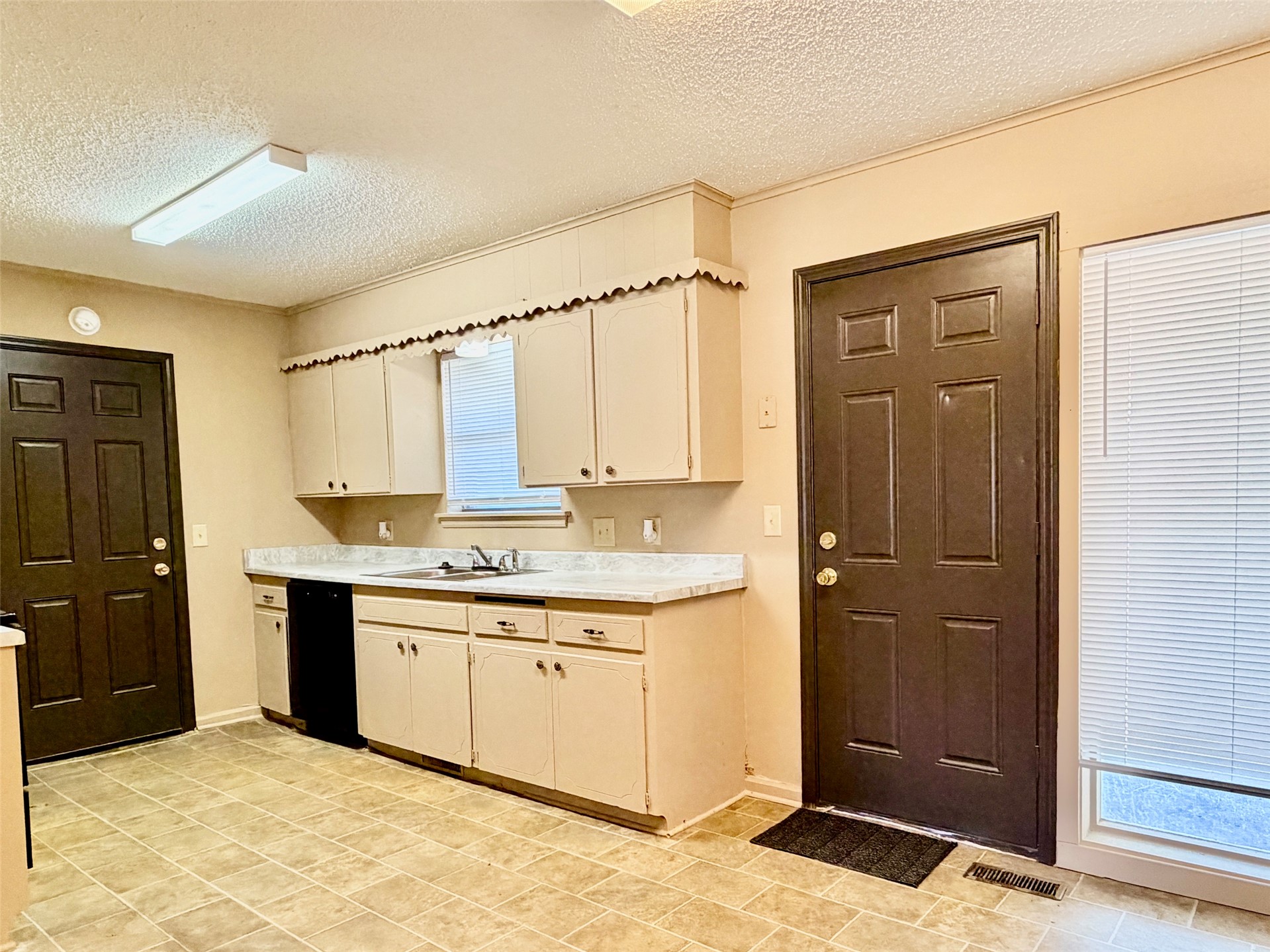 12047 E 34th Street Property Photo 6