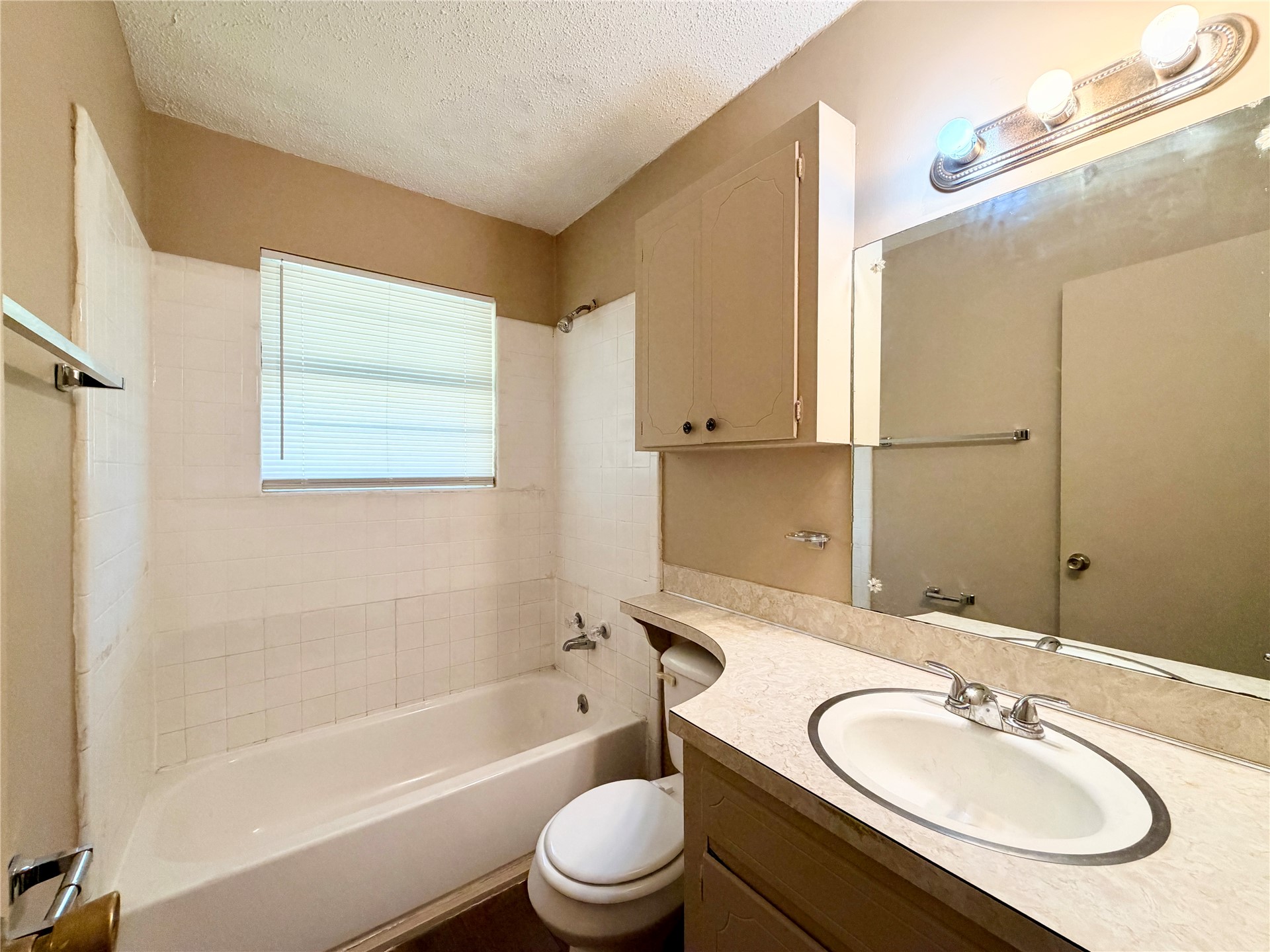 12047 E 34th Street Property Photo 7