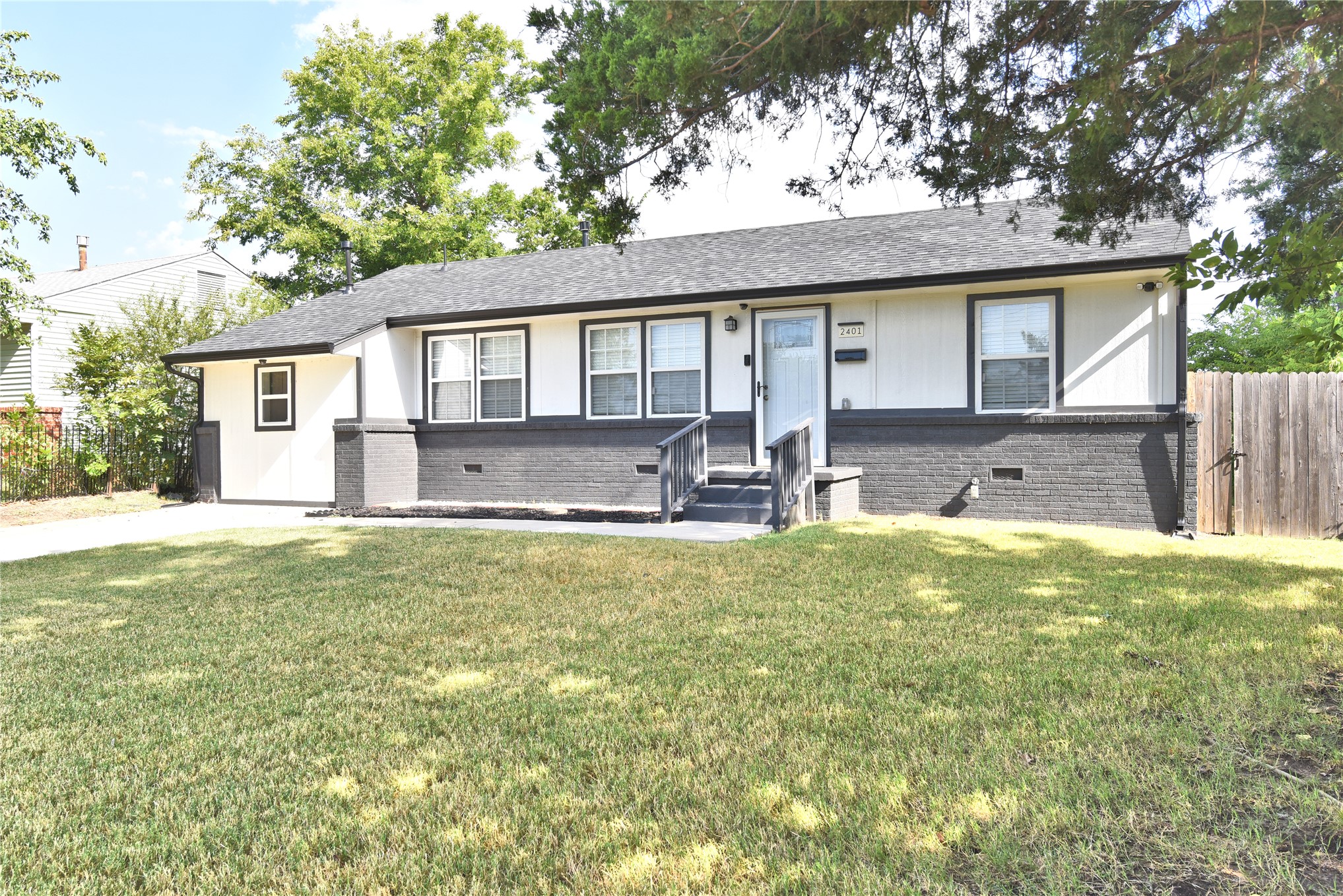 2401 W 49th Street Property Photo 2