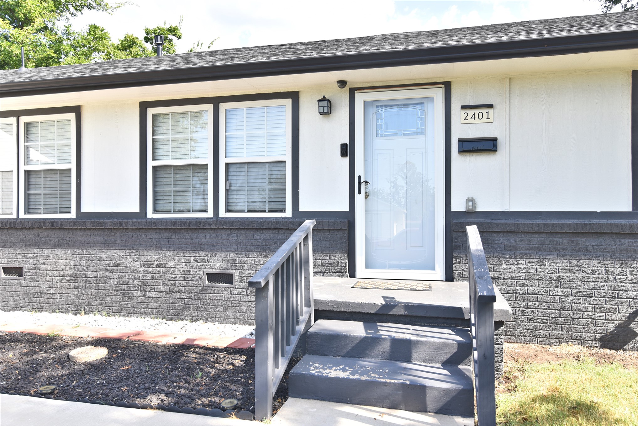 2401 W 49th Street Property Photo 3