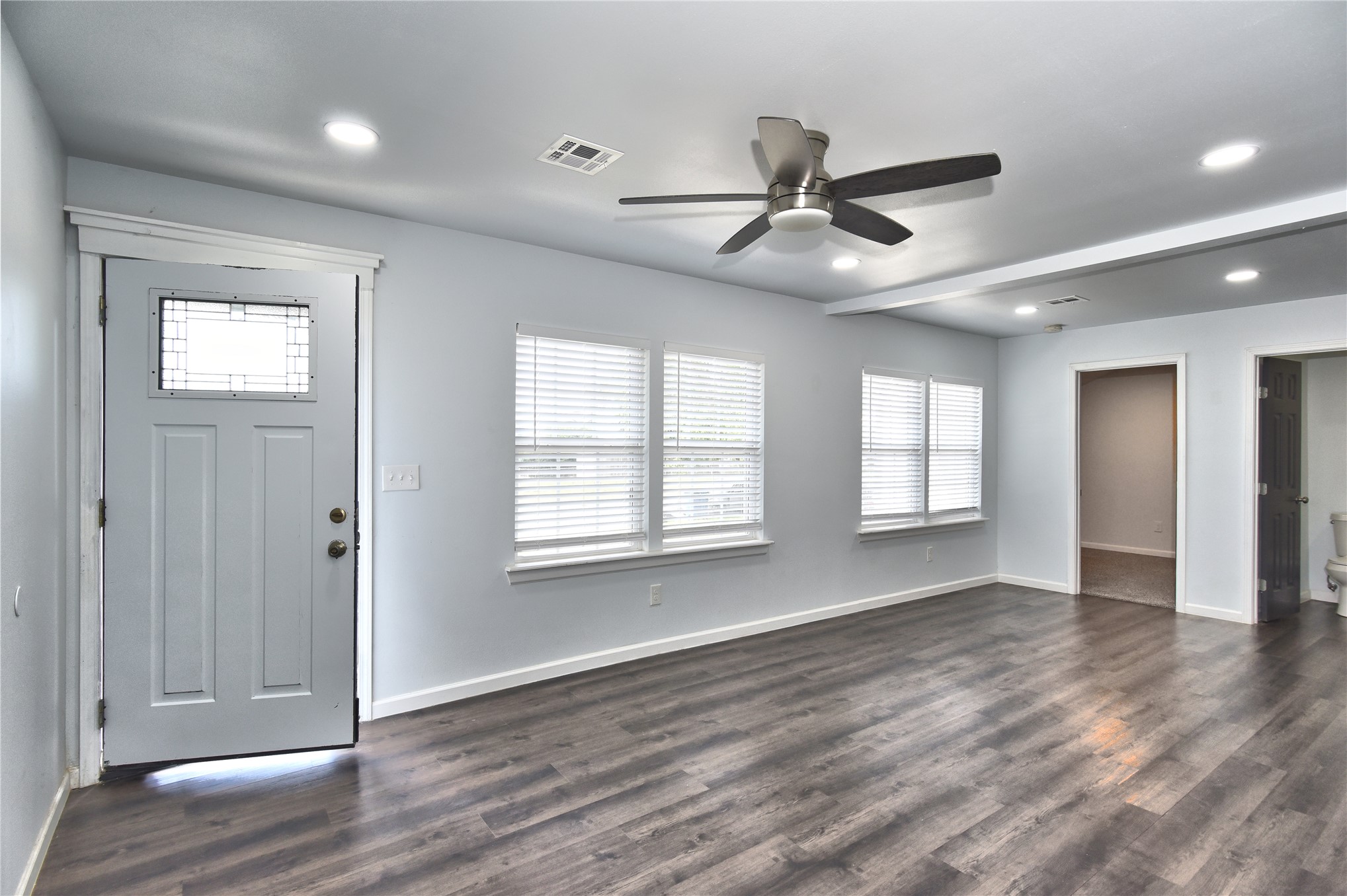2401 W 49th Street Property Photo 4