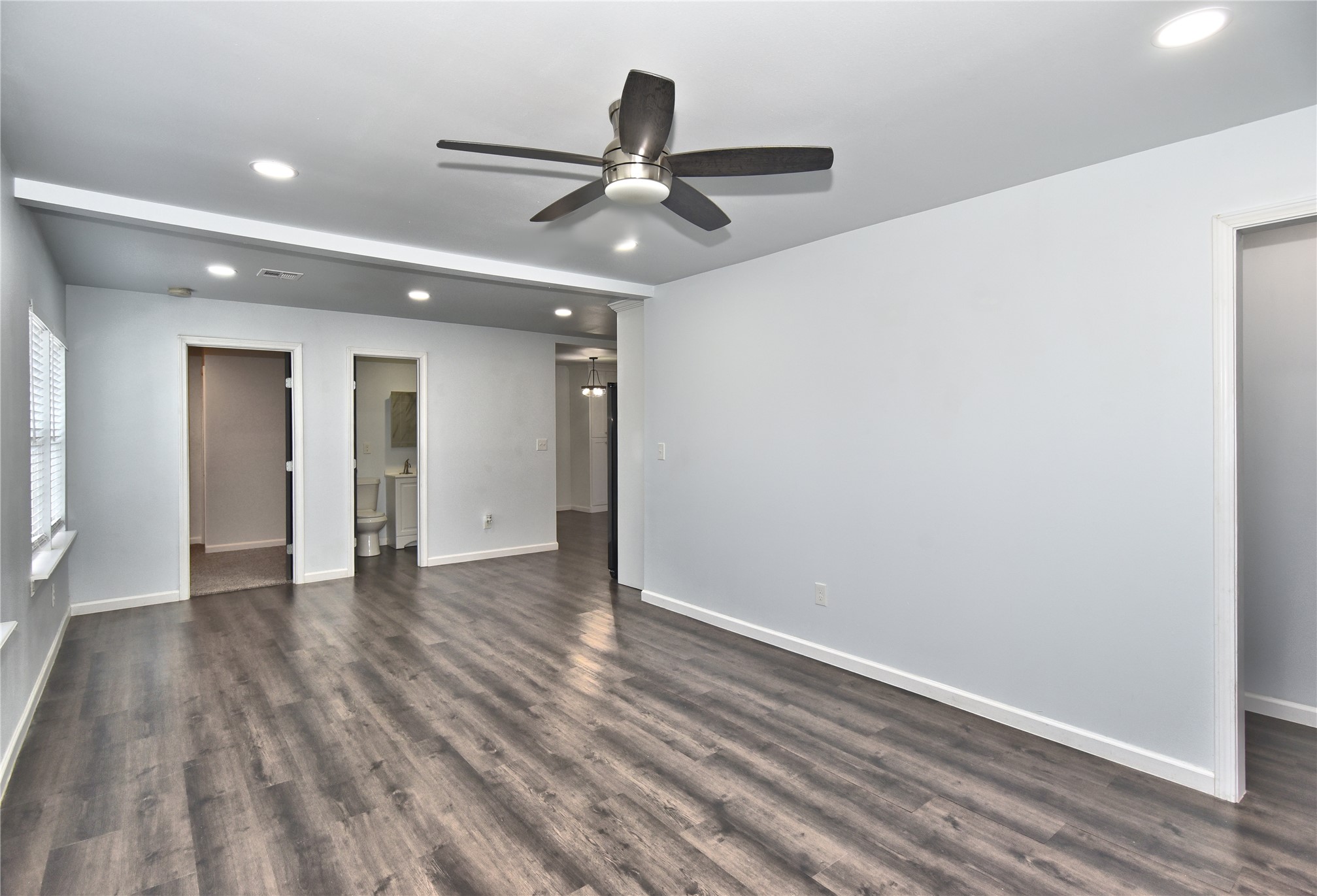 2401 W 49th Street Property Photo 5