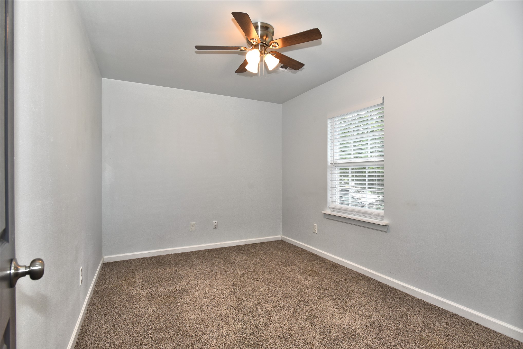 2401 W 49th Street Property Photo 8