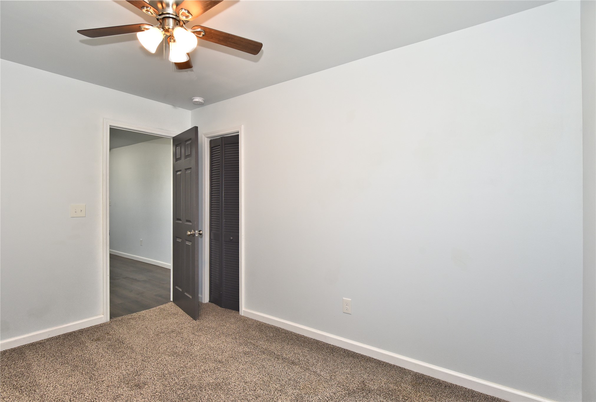 2401 W 49th Street Property Photo 9