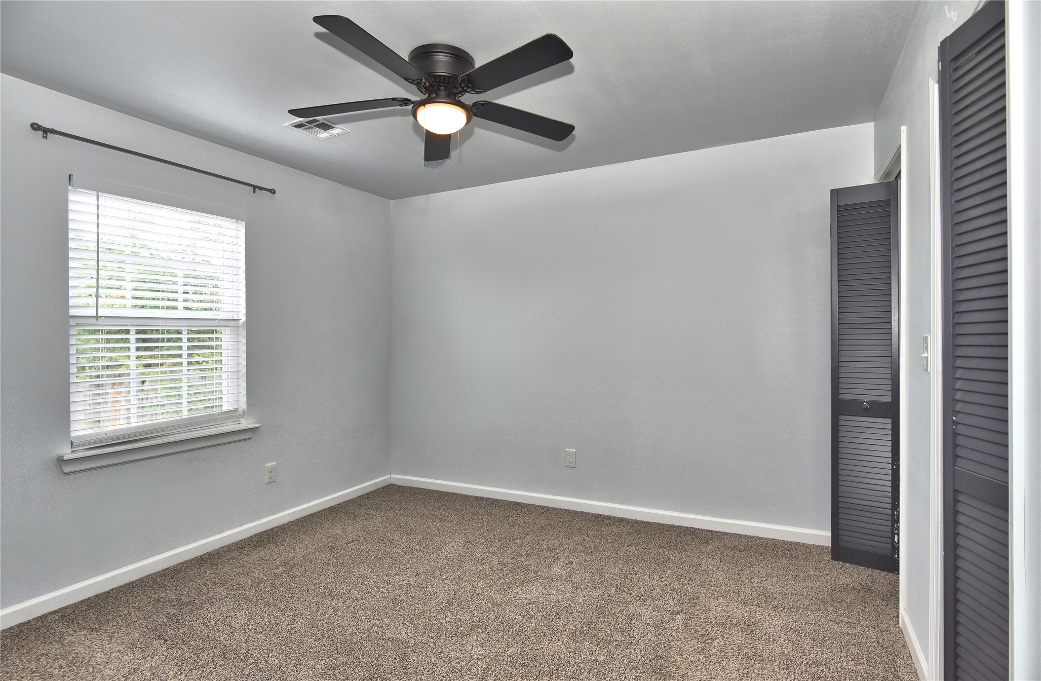 2401 W 49th Street Property Photo 10