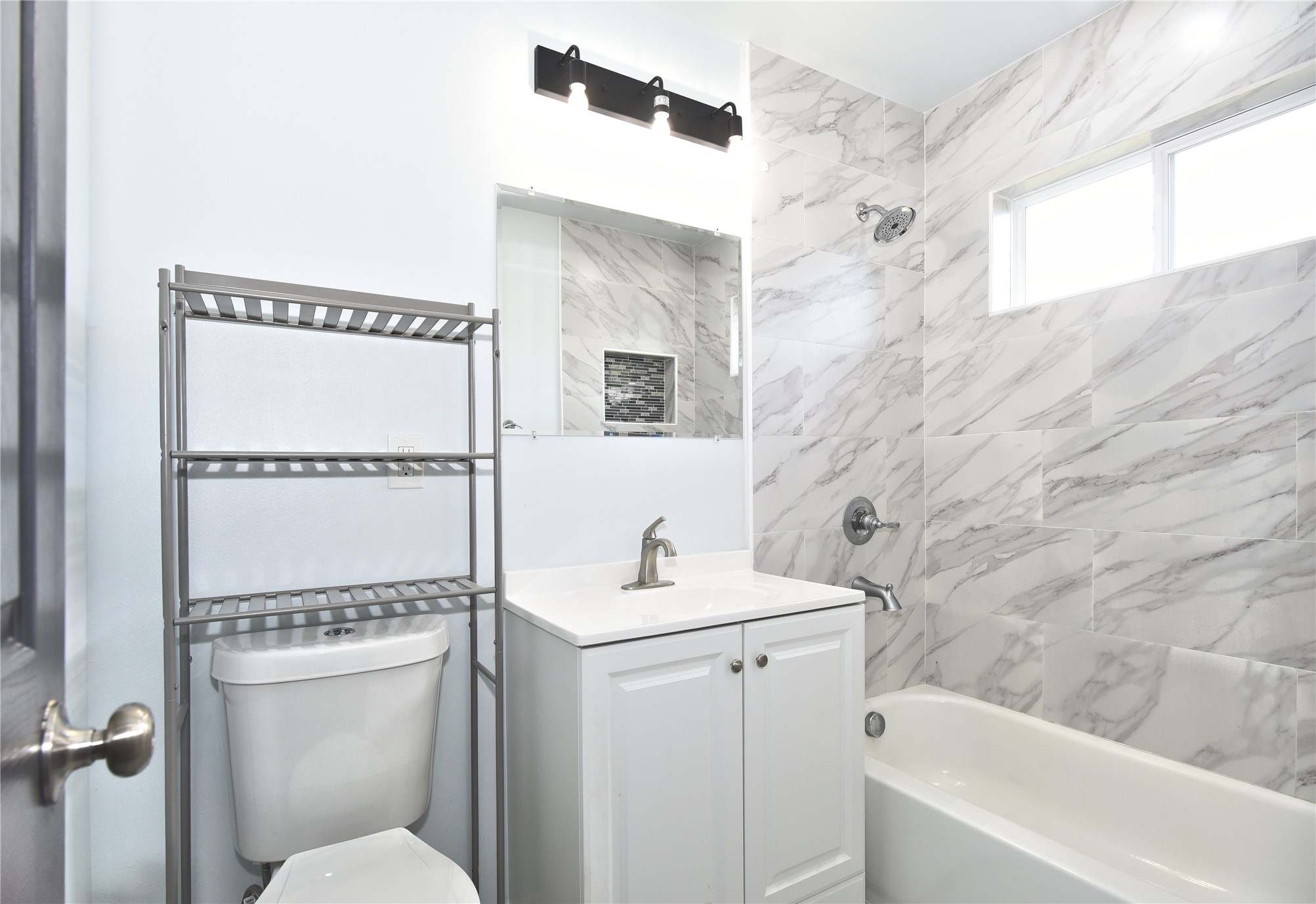 2401 W 49th Street Property Photo 12