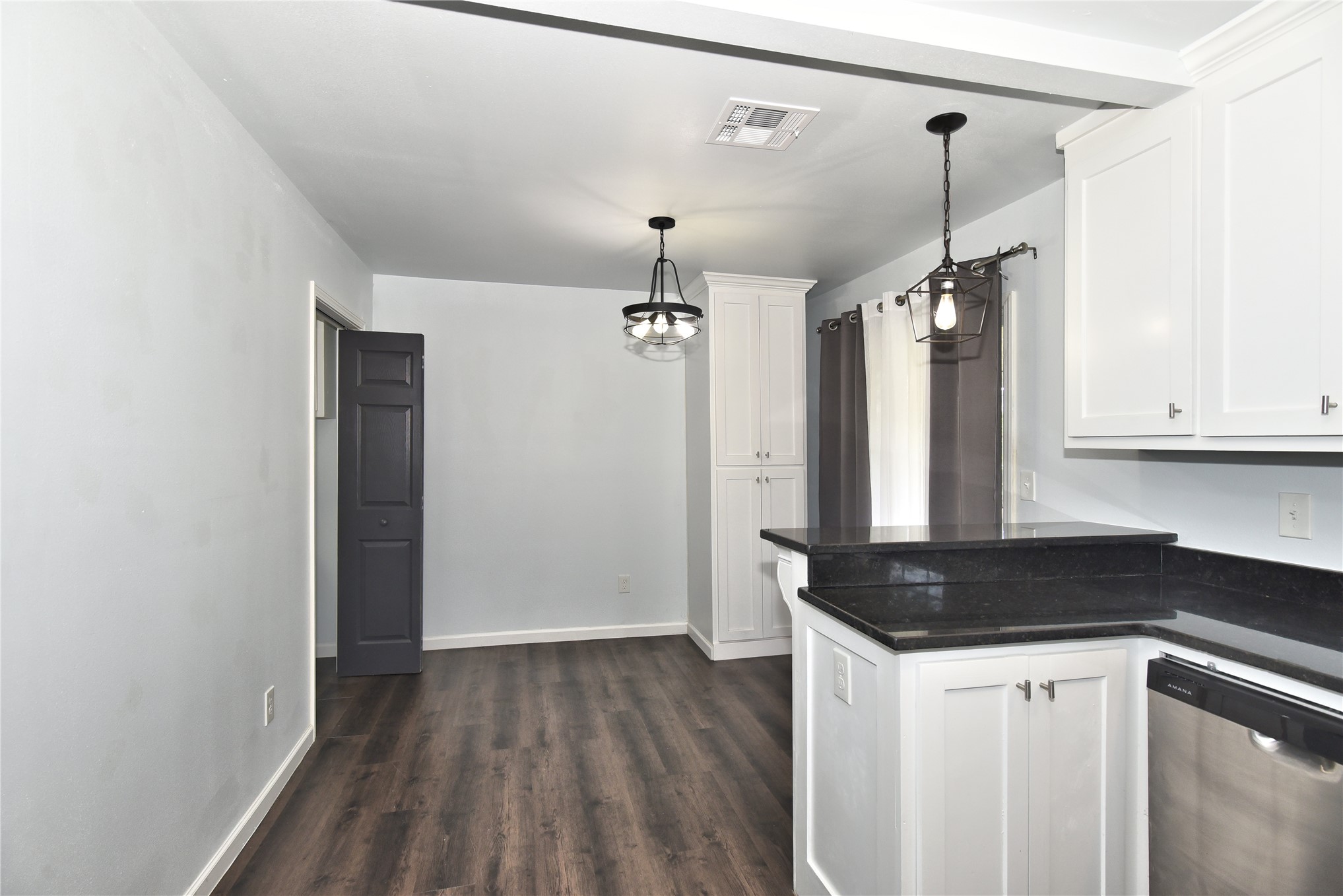 2401 W 49th Street Property Photo 20