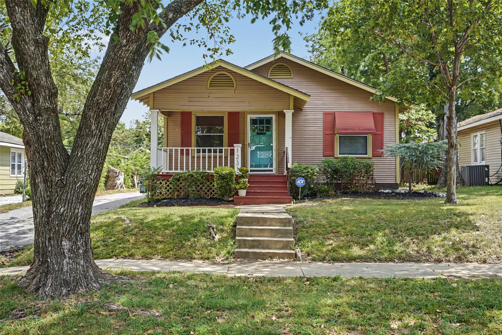 1231 S Florence Avenue Property Photo 1