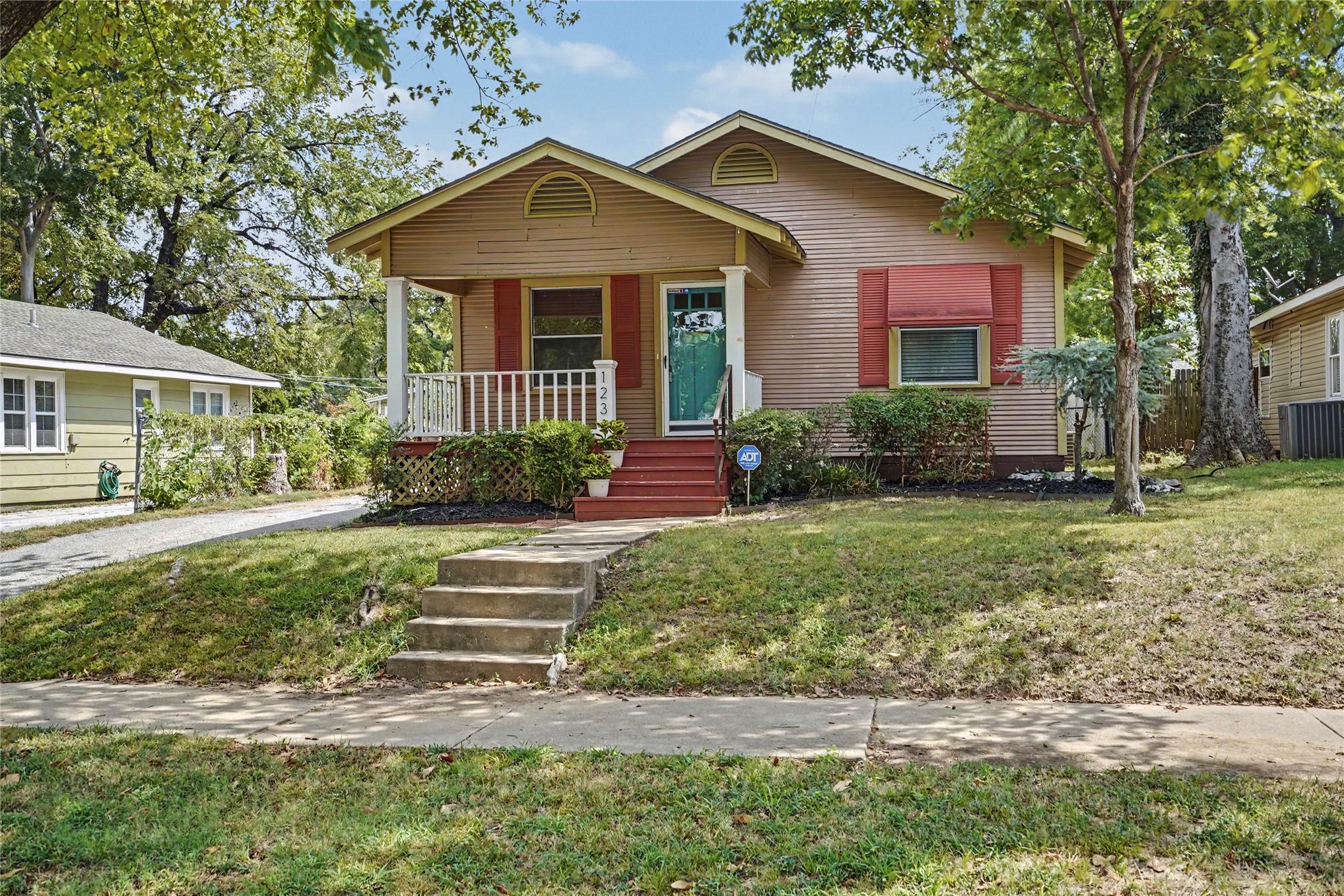 1231 S Florence Avenue Property Photo 3