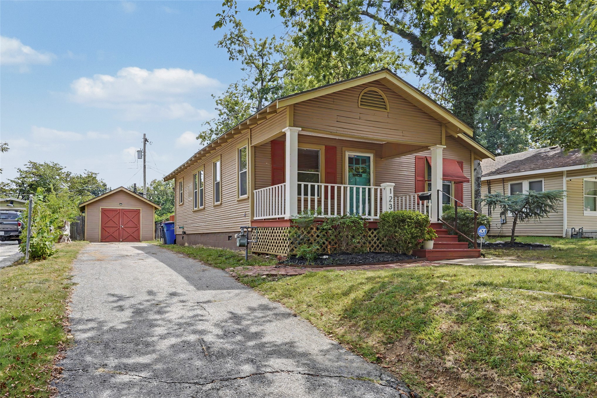 1231 S Florence Avenue Property Photo 4