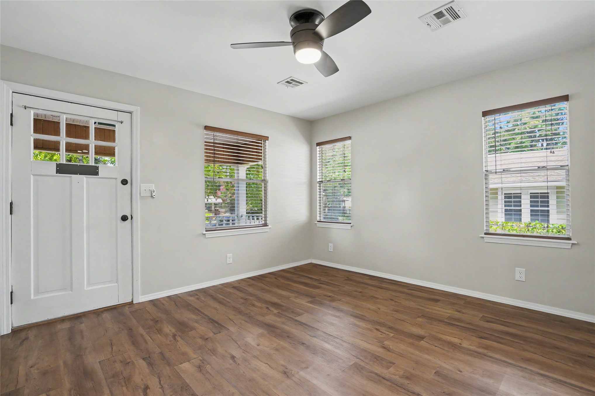 1231 S Florence Avenue Property Photo 10