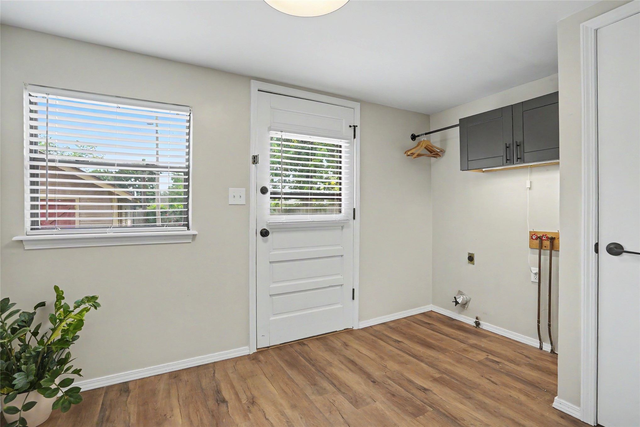 1231 S Florence Avenue Property Photo 23