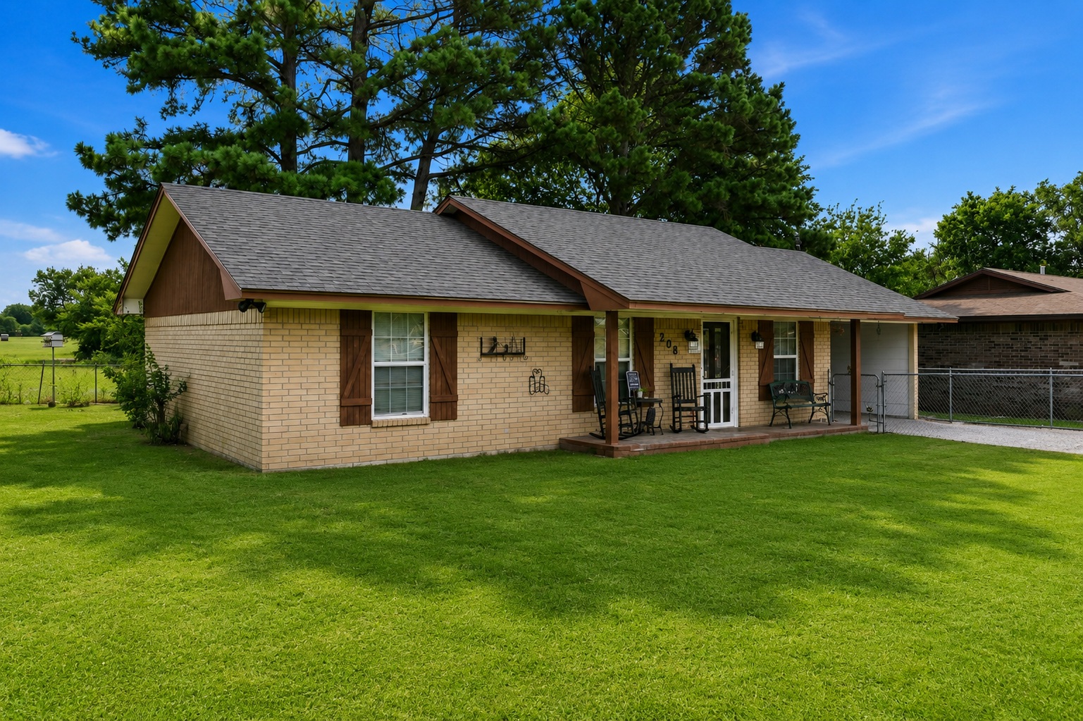 208 W Umstead Property Photo 2