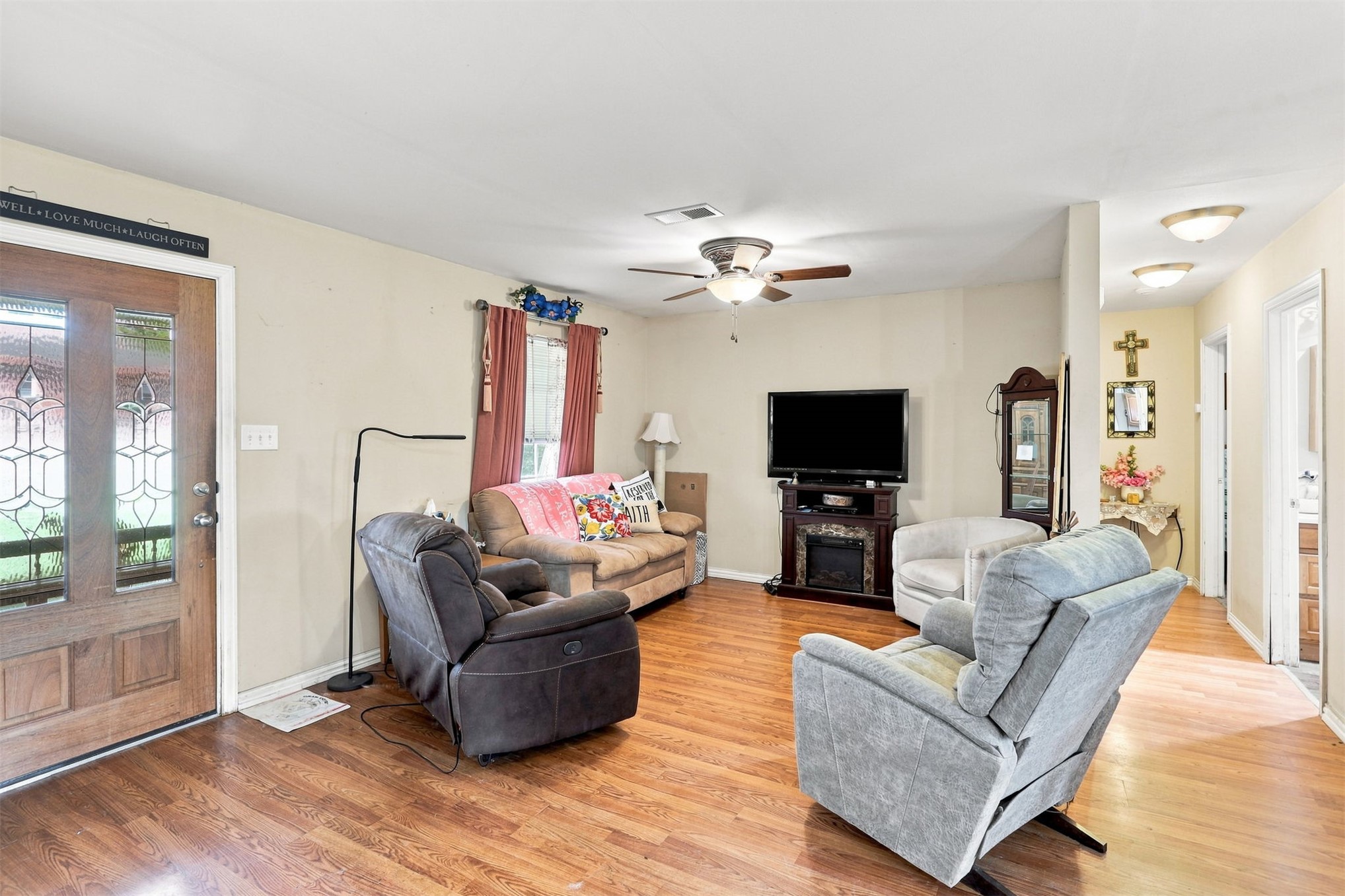 208 W Umstead Property Photo 6