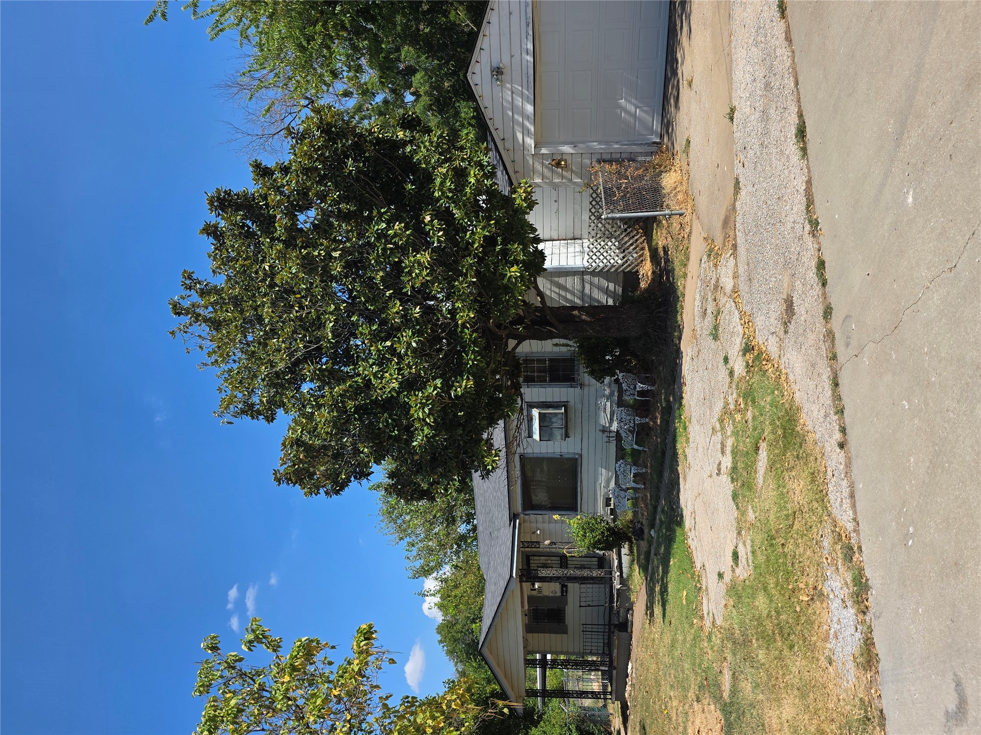 2423 N Xanthus Avenue Property Photo 2
