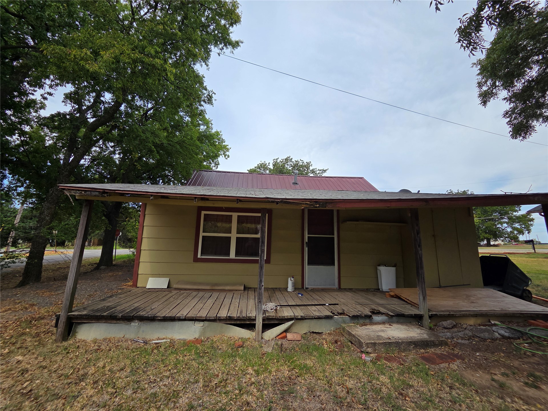 709 W 17th Property Photo 4