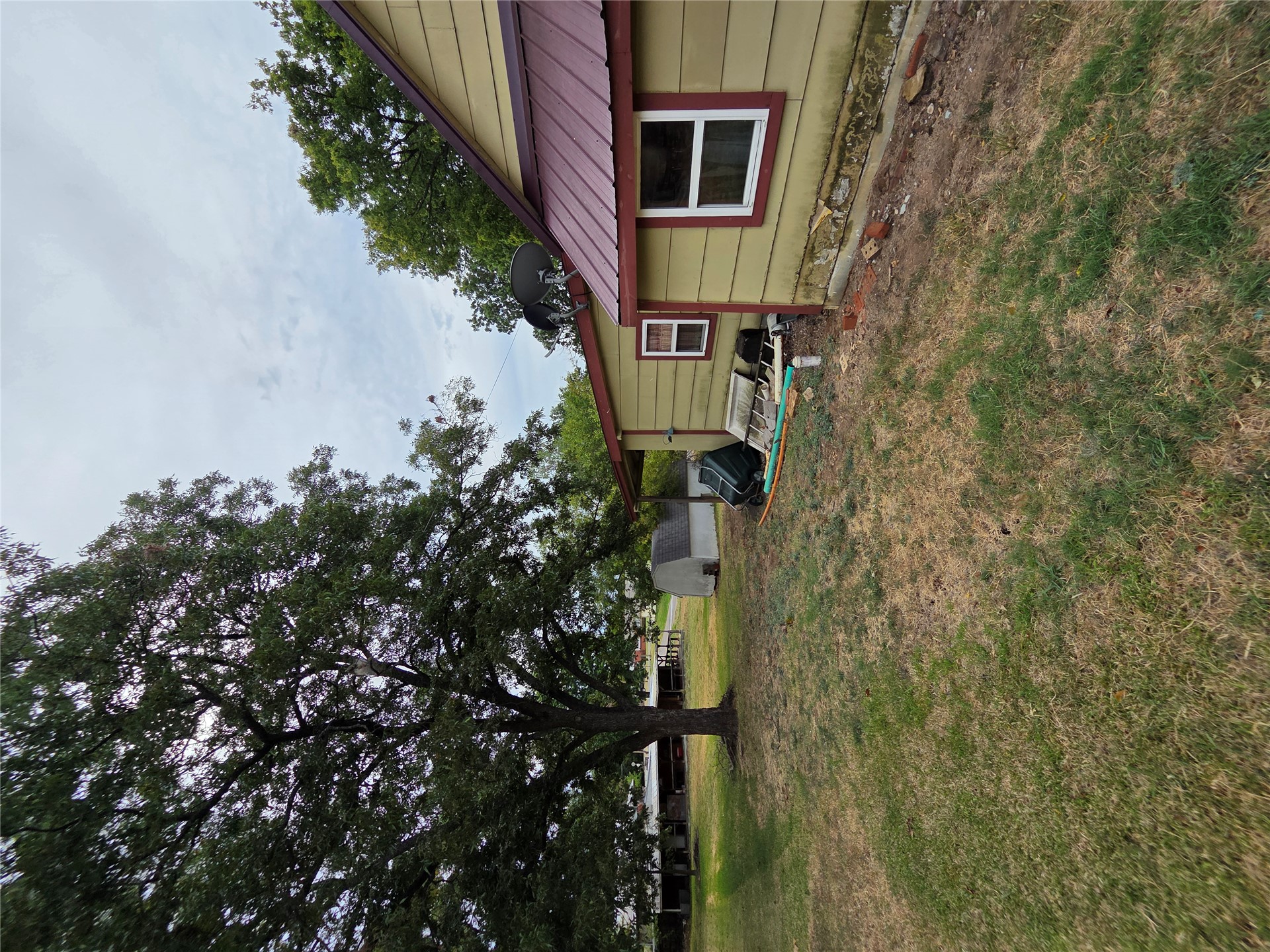 709 W 17th Property Photo 5