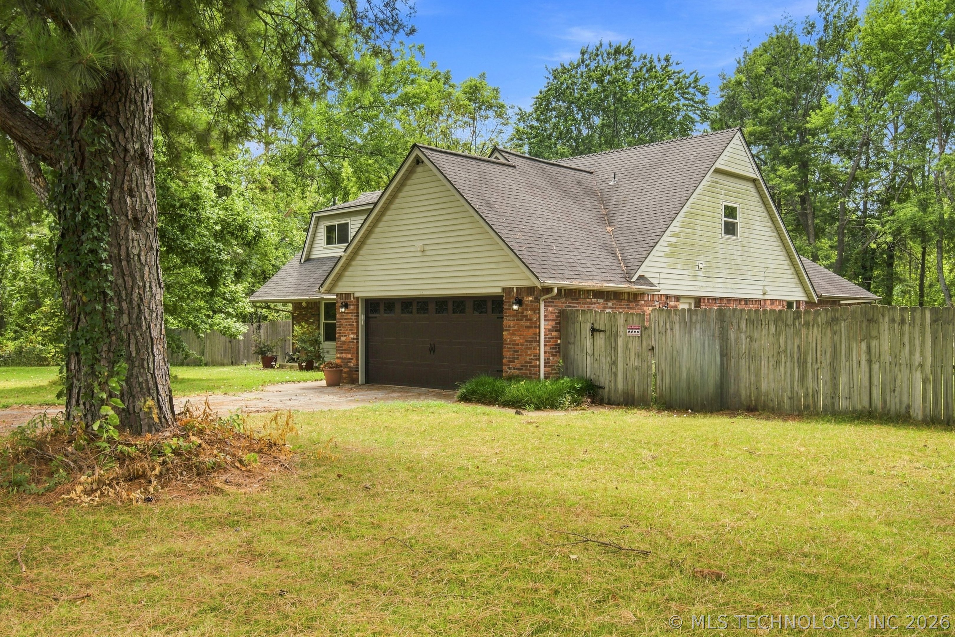 7504 S Dennis Boulevard Property Photo 2
