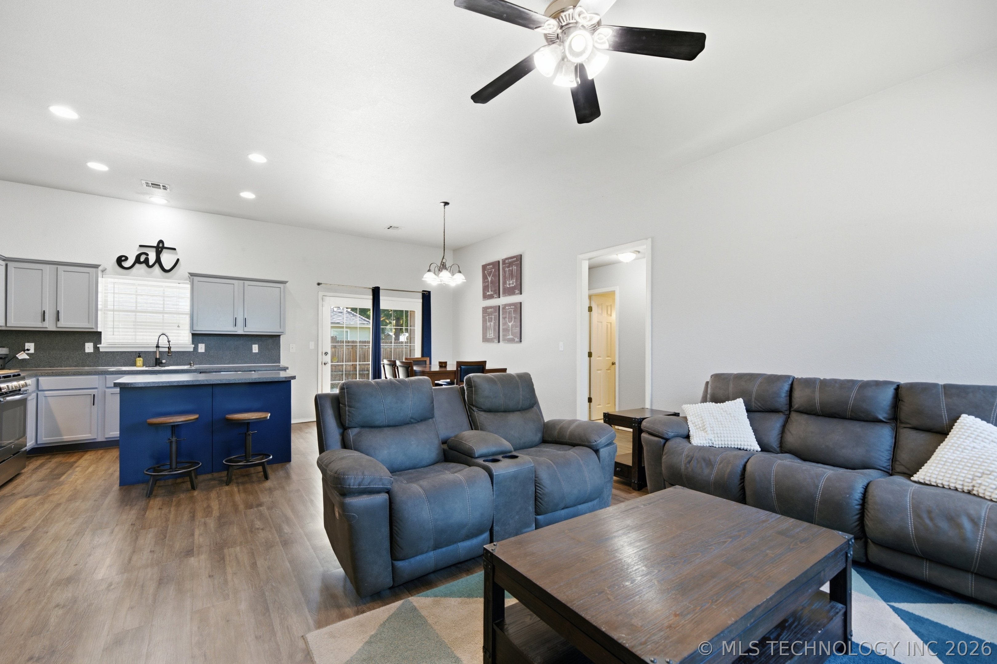 5703 S Quincy Place Property Photo 5