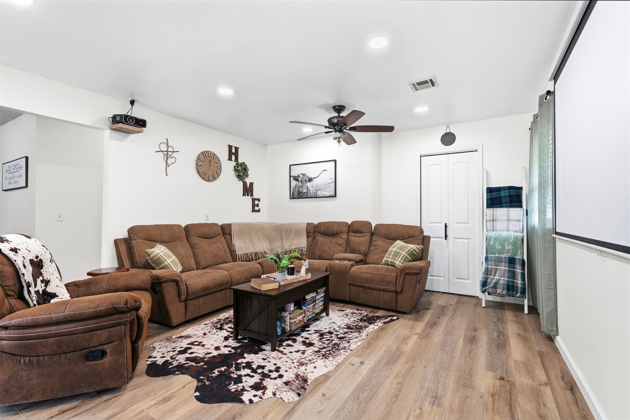 1206 E Schmid Property Photo 8