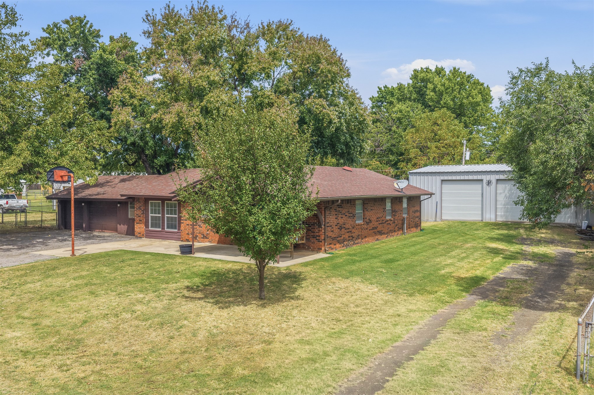 1206 E Schmid Property Photo 21