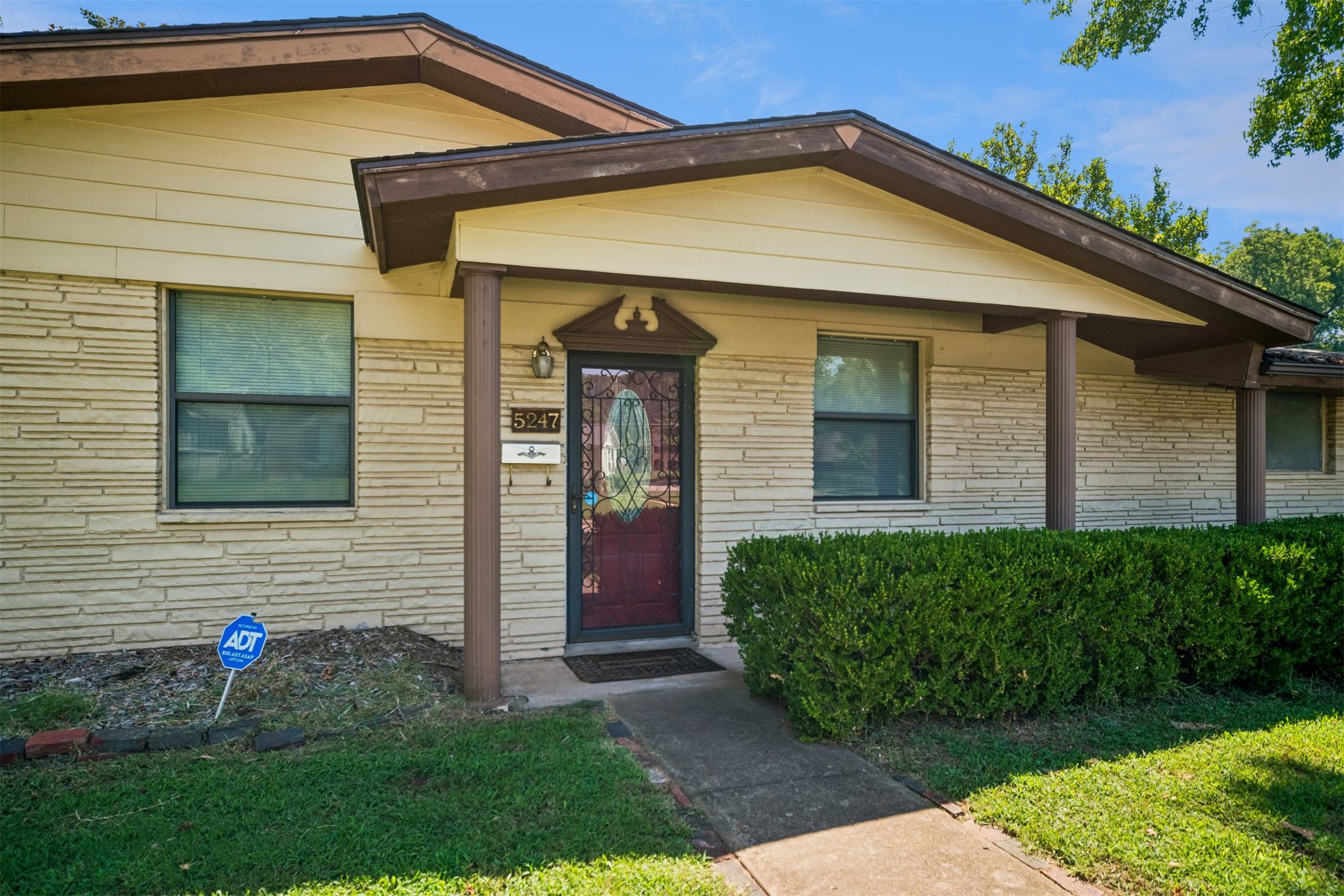 5247 S Columbia Avenue Property Photo 3