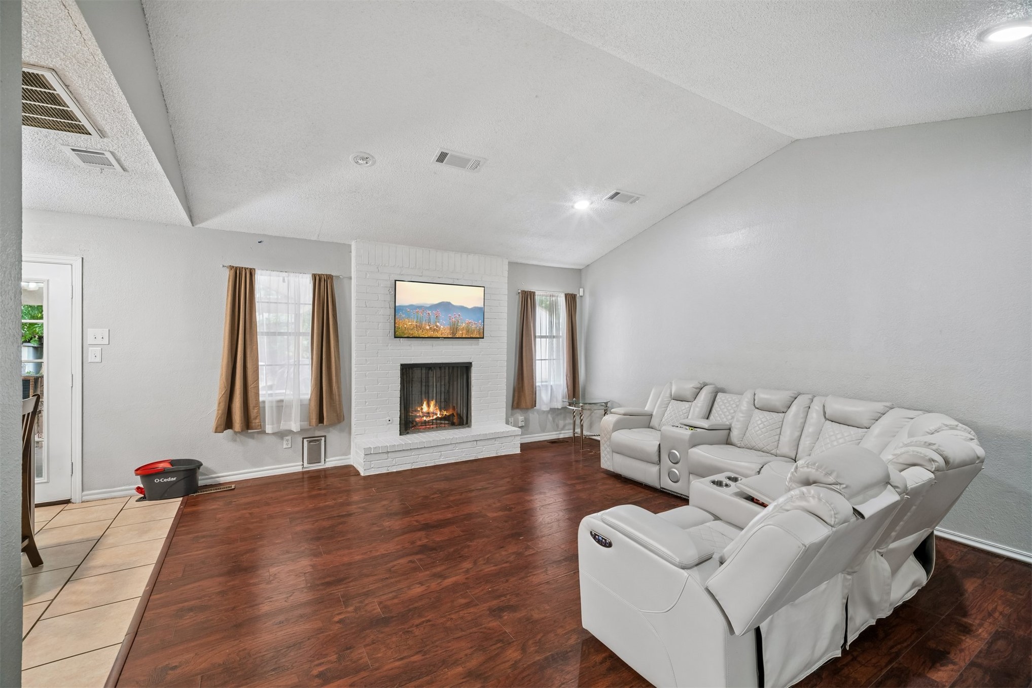 11913 E 38th Place Property Photo 6