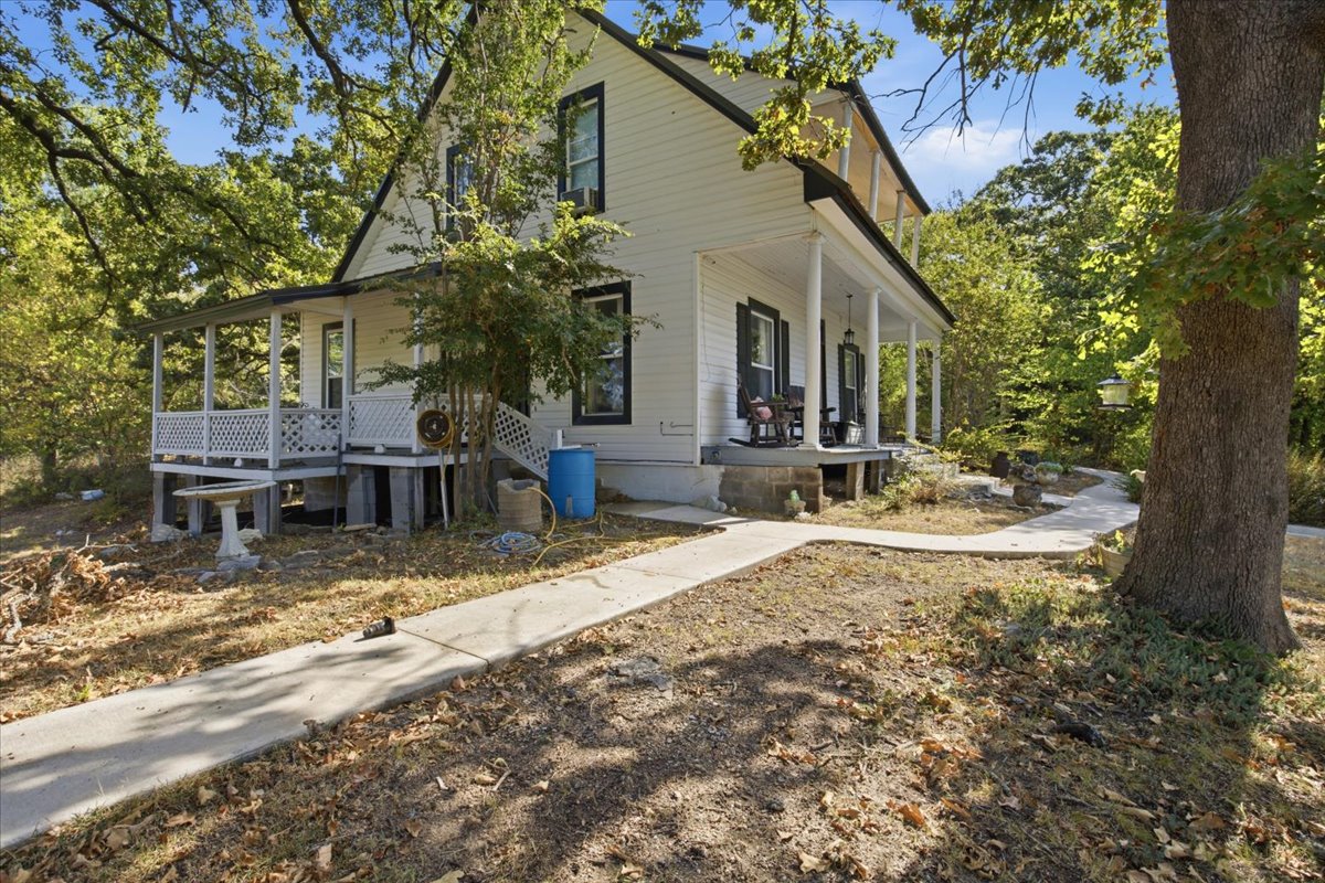407 Seven Springs Property Photo 4