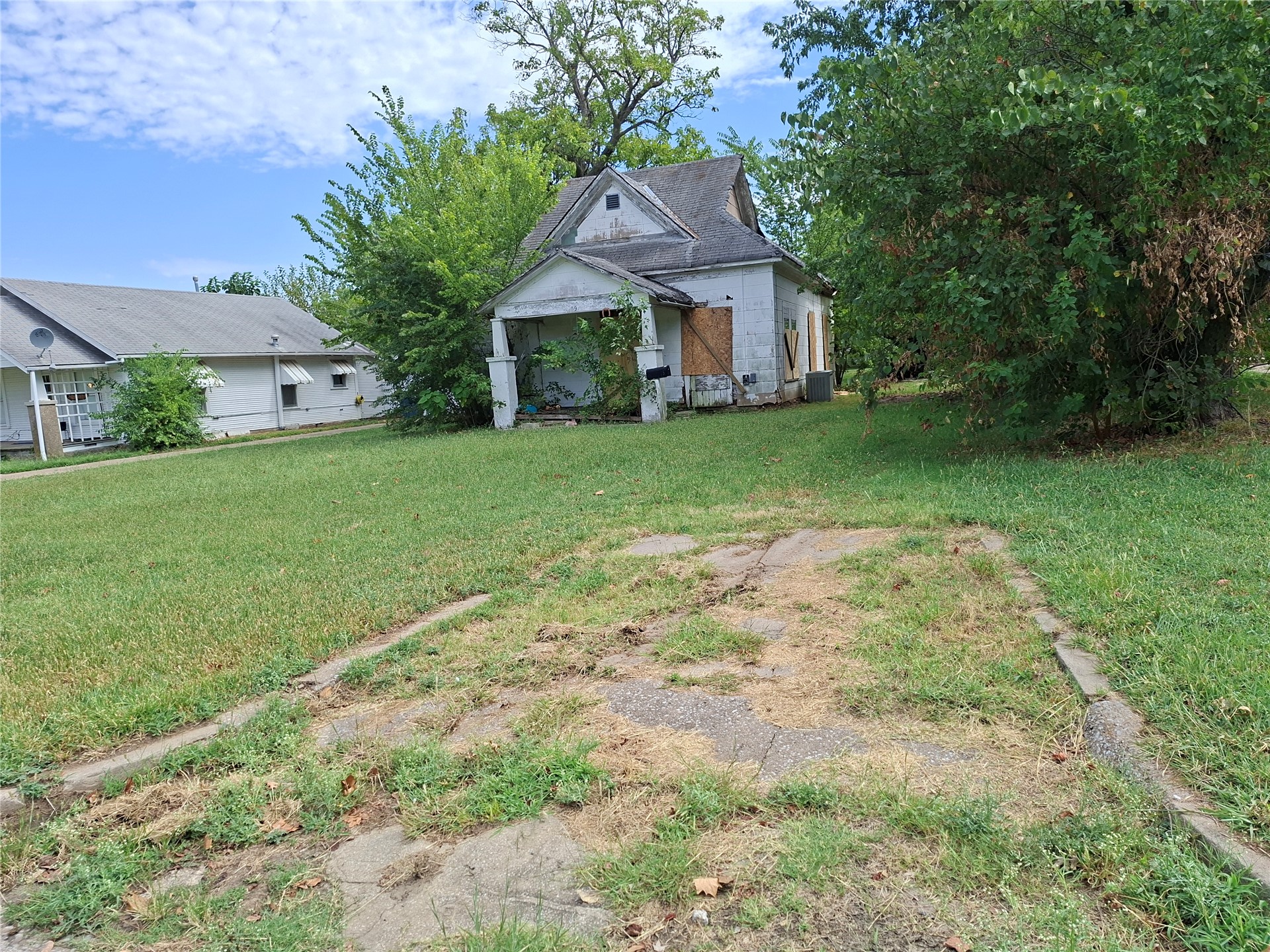 1109 E Broadway Property Photo 1