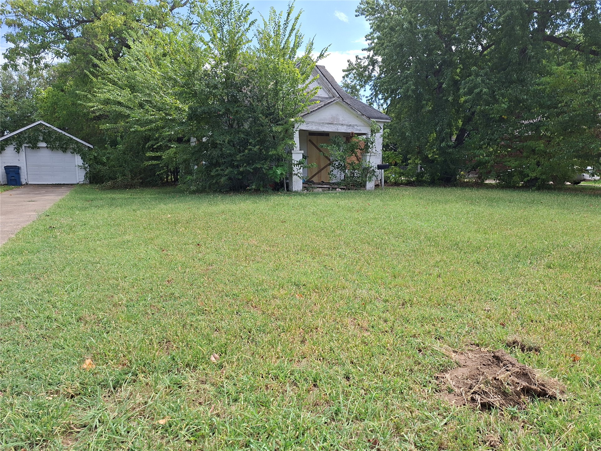 1109 E Broadway Property Photo 2