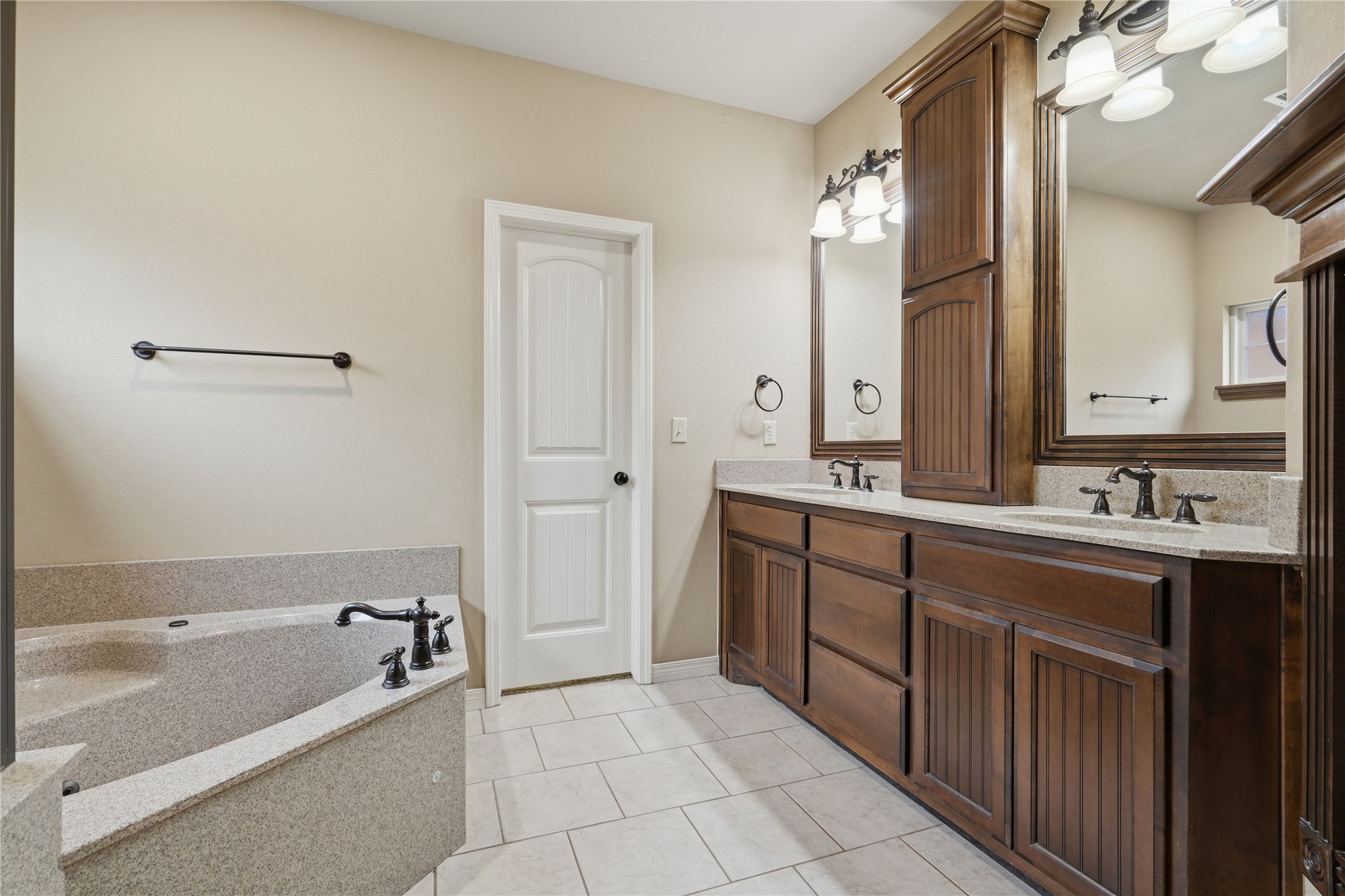 8210 S 14th Place Property Photo 15