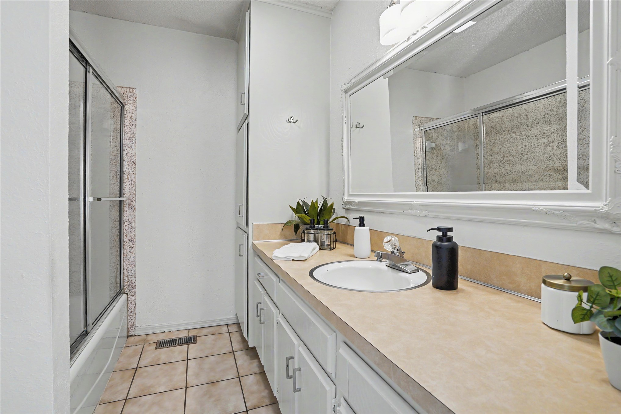 6820 S 32nd West Avenue Property Photo 12