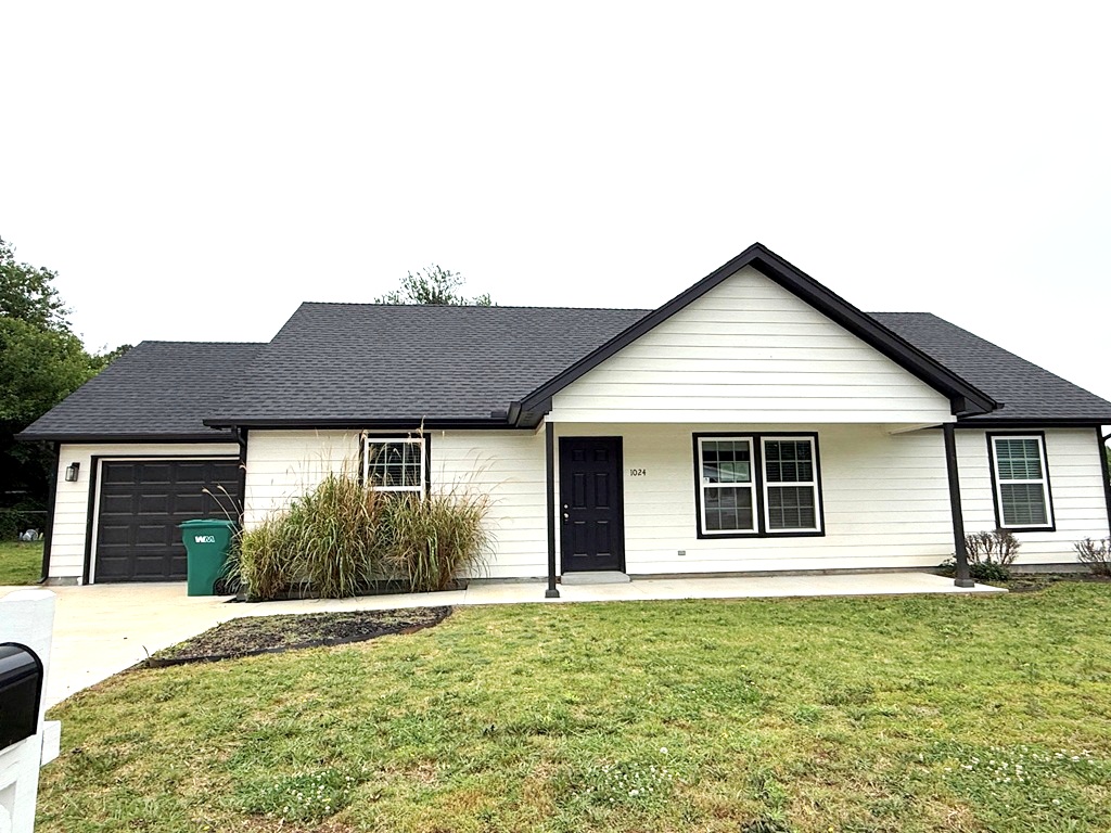 1024 E Pfendler Avenue Property Photo 1