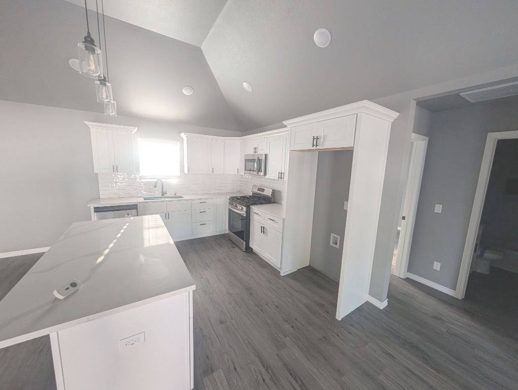 1024 E Pfendler Avenue Property Photo 3